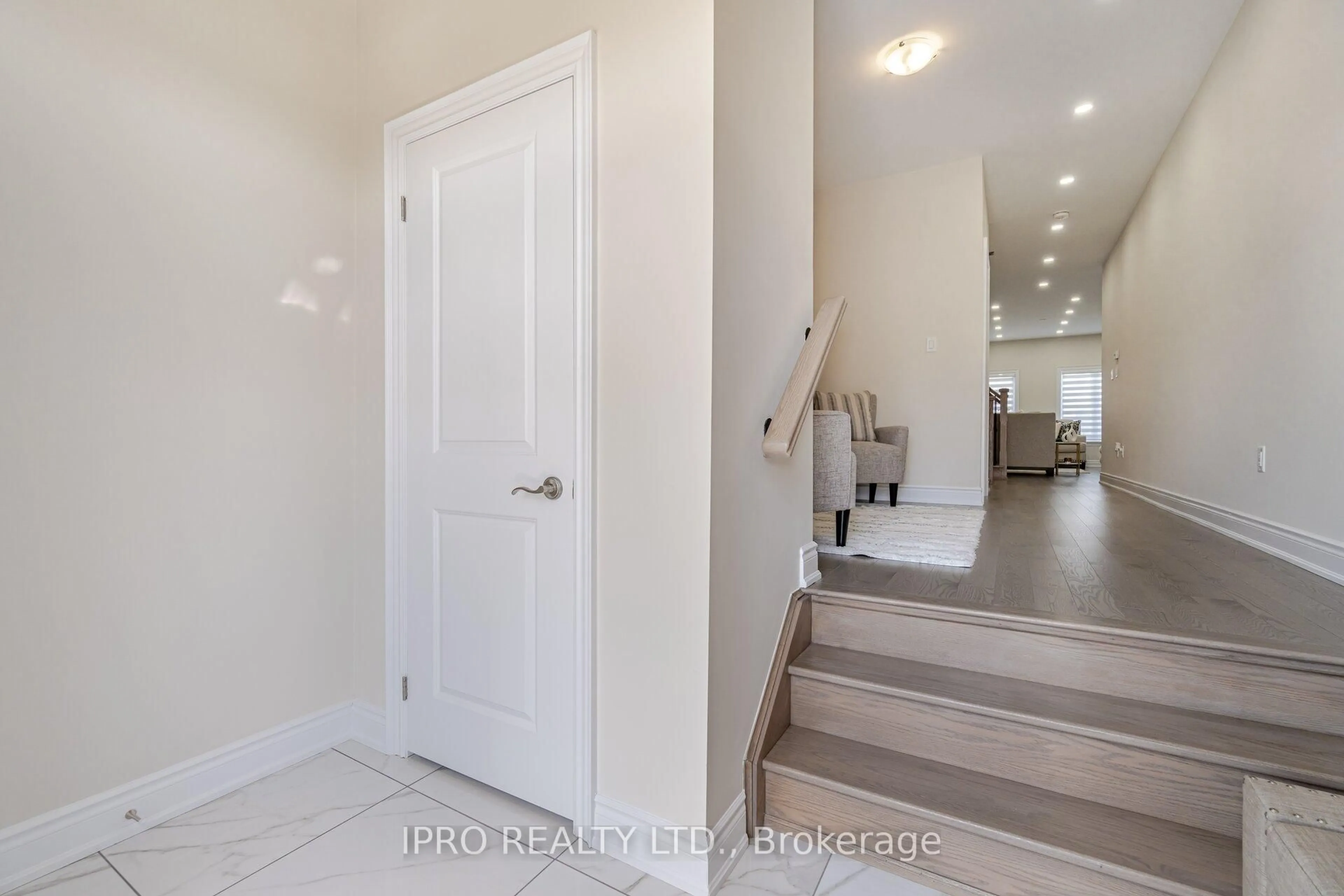 Indoor entryway for 95 Kennedy Blvd, New Tecumseth Ontario L9R 0T3