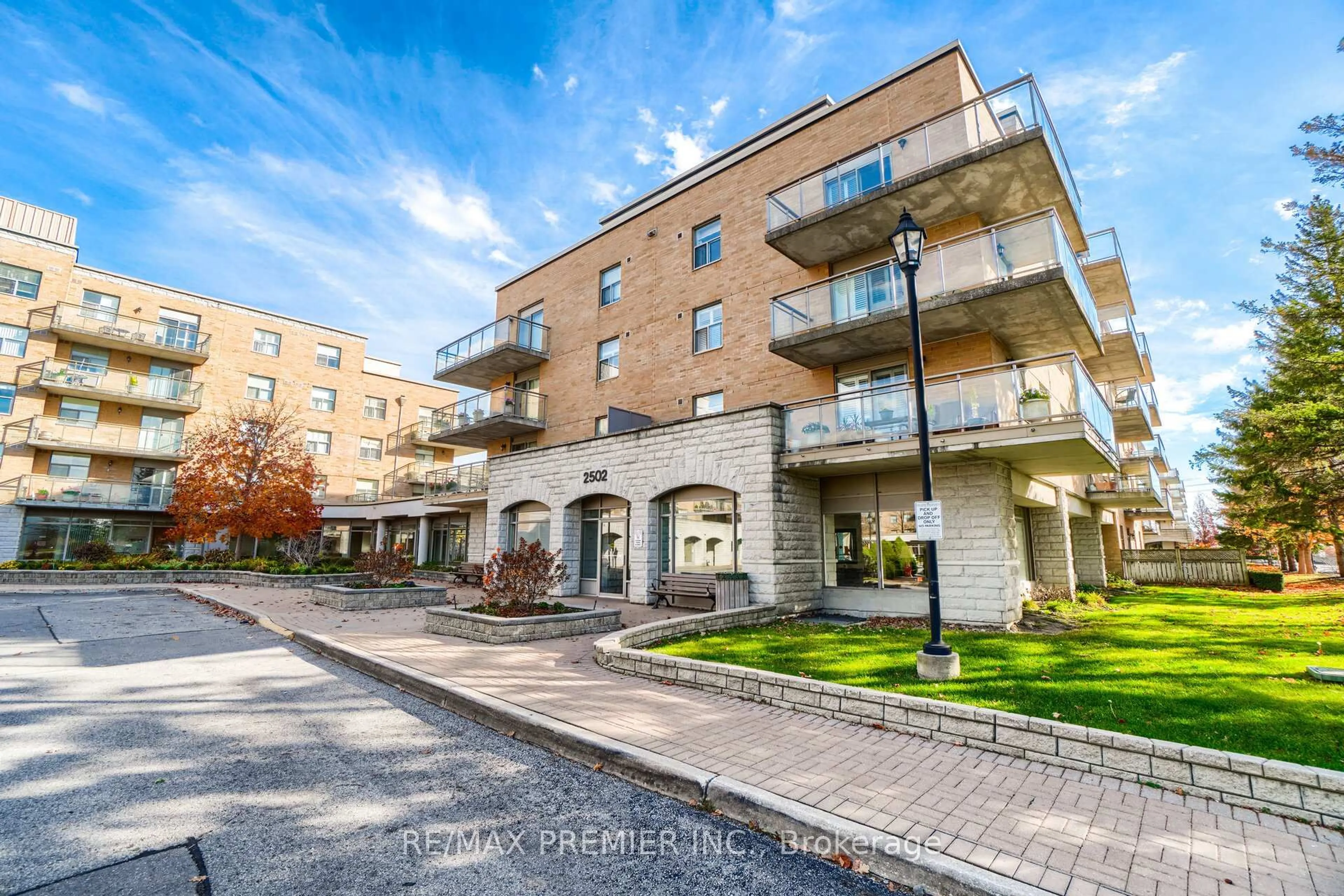 A pic from outside/outdoor area/front of a property/back of a property/a pic from drone, building for 2502 Rutherford Rd #415, Vaughan Ontario L4K 5N6