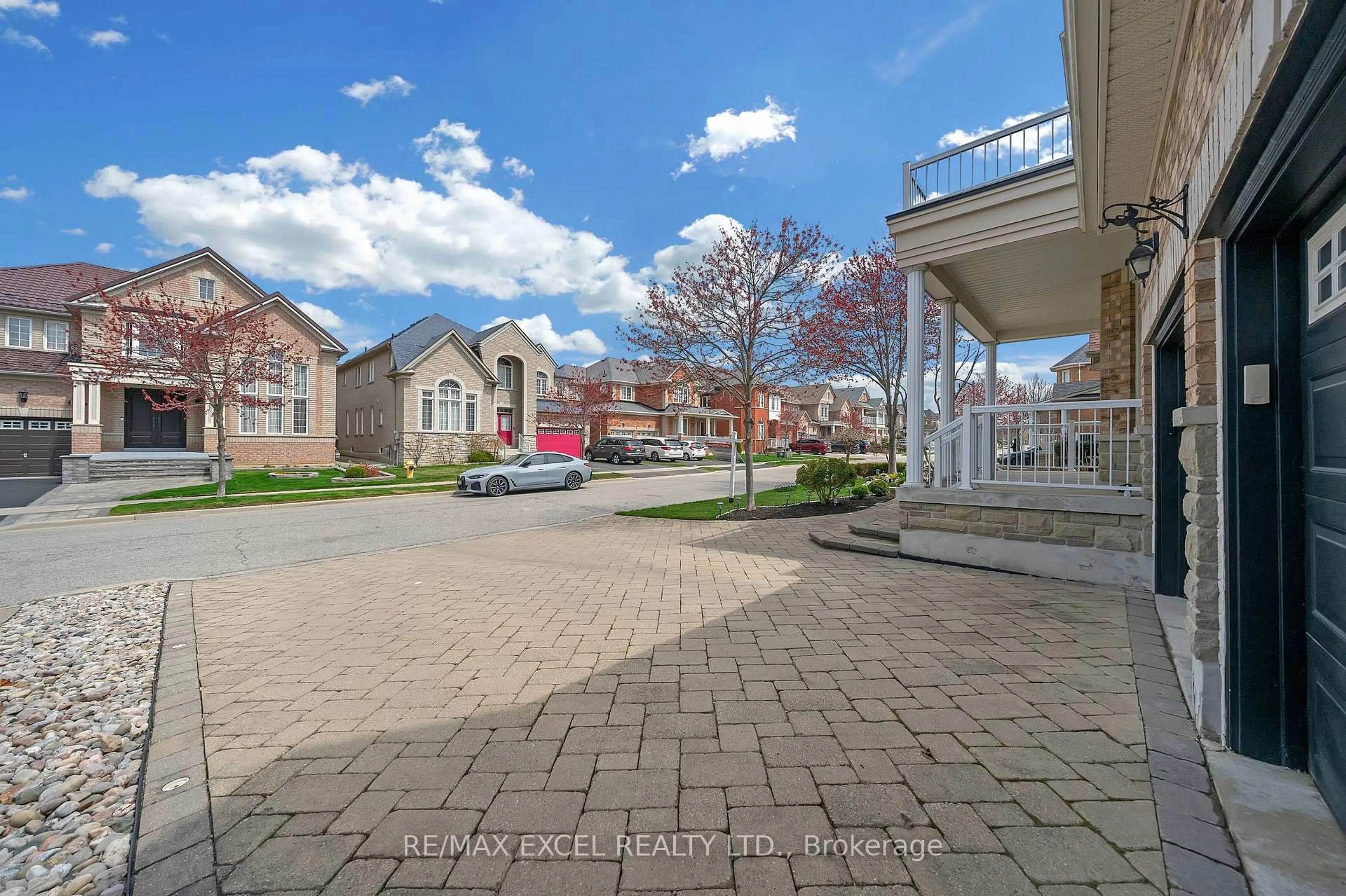 A pic from outside/outdoor area/front of a property/back of a property/a pic from drone, street for 15 Hawksbury Rd, Markham Ontario L6E 1G9