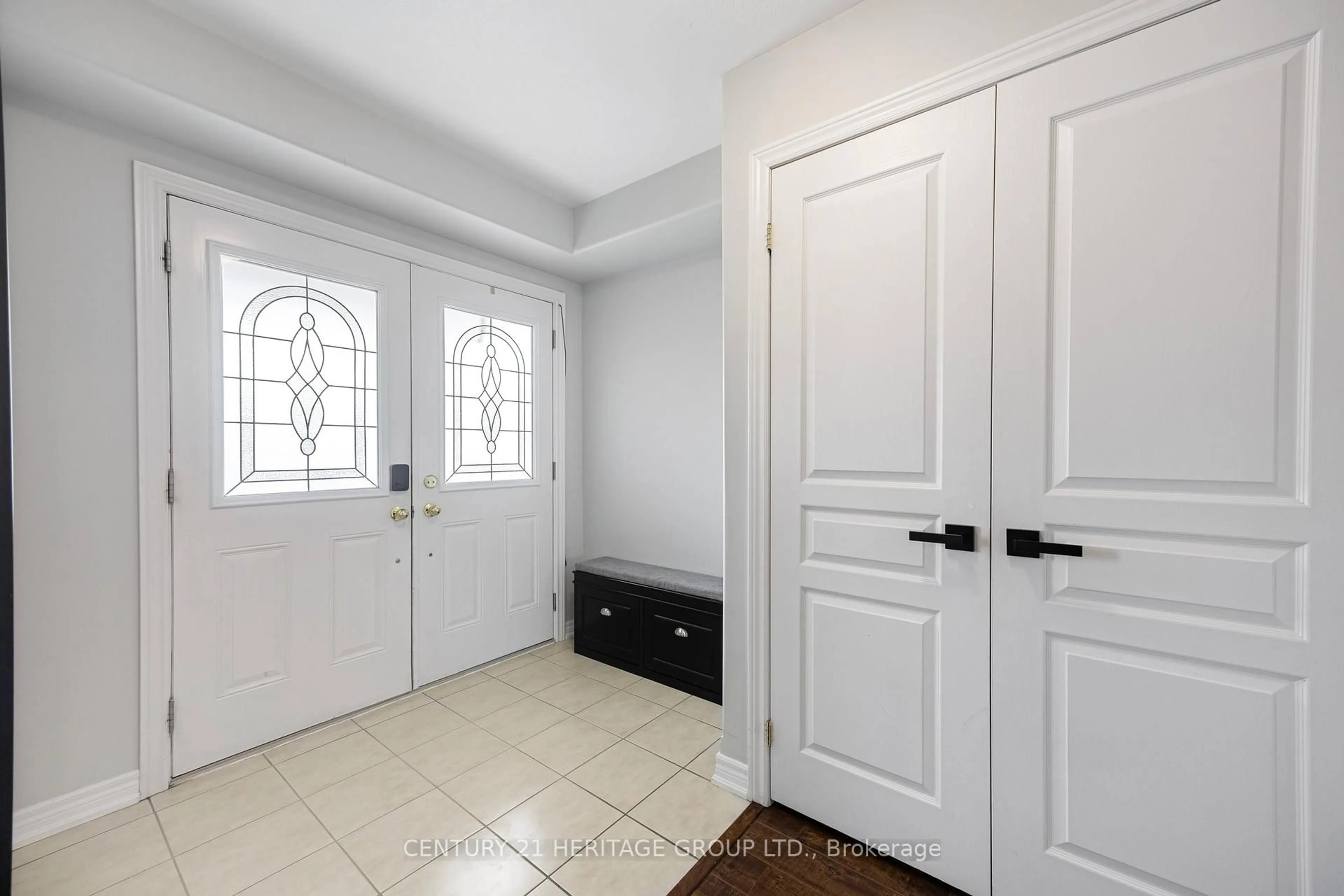 Indoor entryway for 31 Knight St, New Tecumseth Ontario L9R 0B1