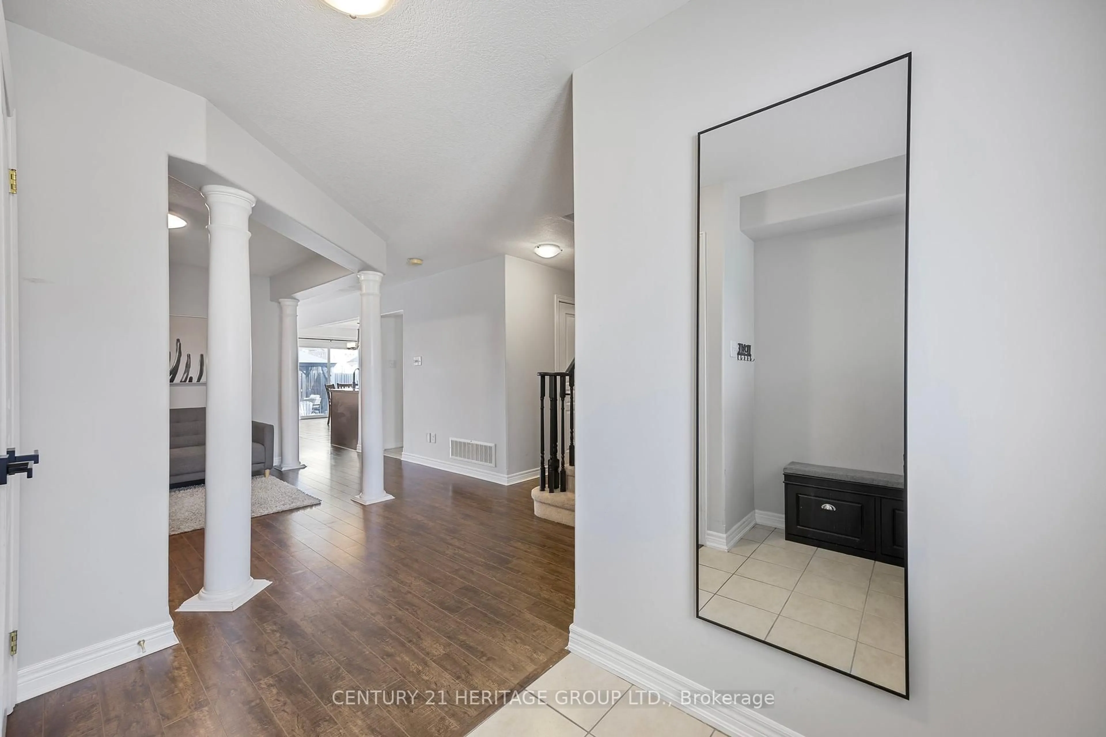 Indoor entryway for 31 Knight St, New Tecumseth Ontario L9R 0B1