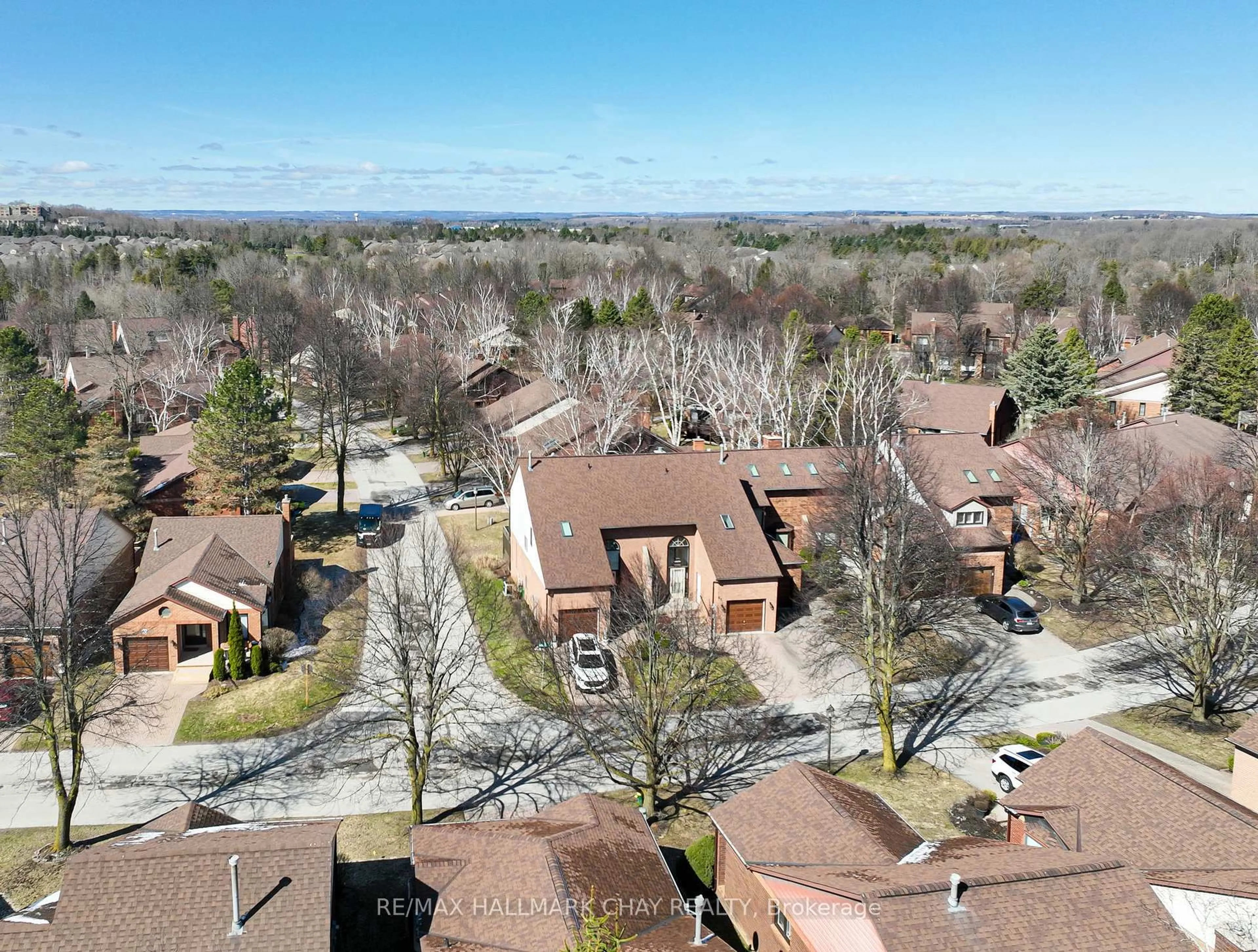 A pic from outside/outdoor area/front of a property/back of a property/a pic from drone, unknown for 61 Green Briar Rd, New Tecumseth Ontario L9R 1R6
