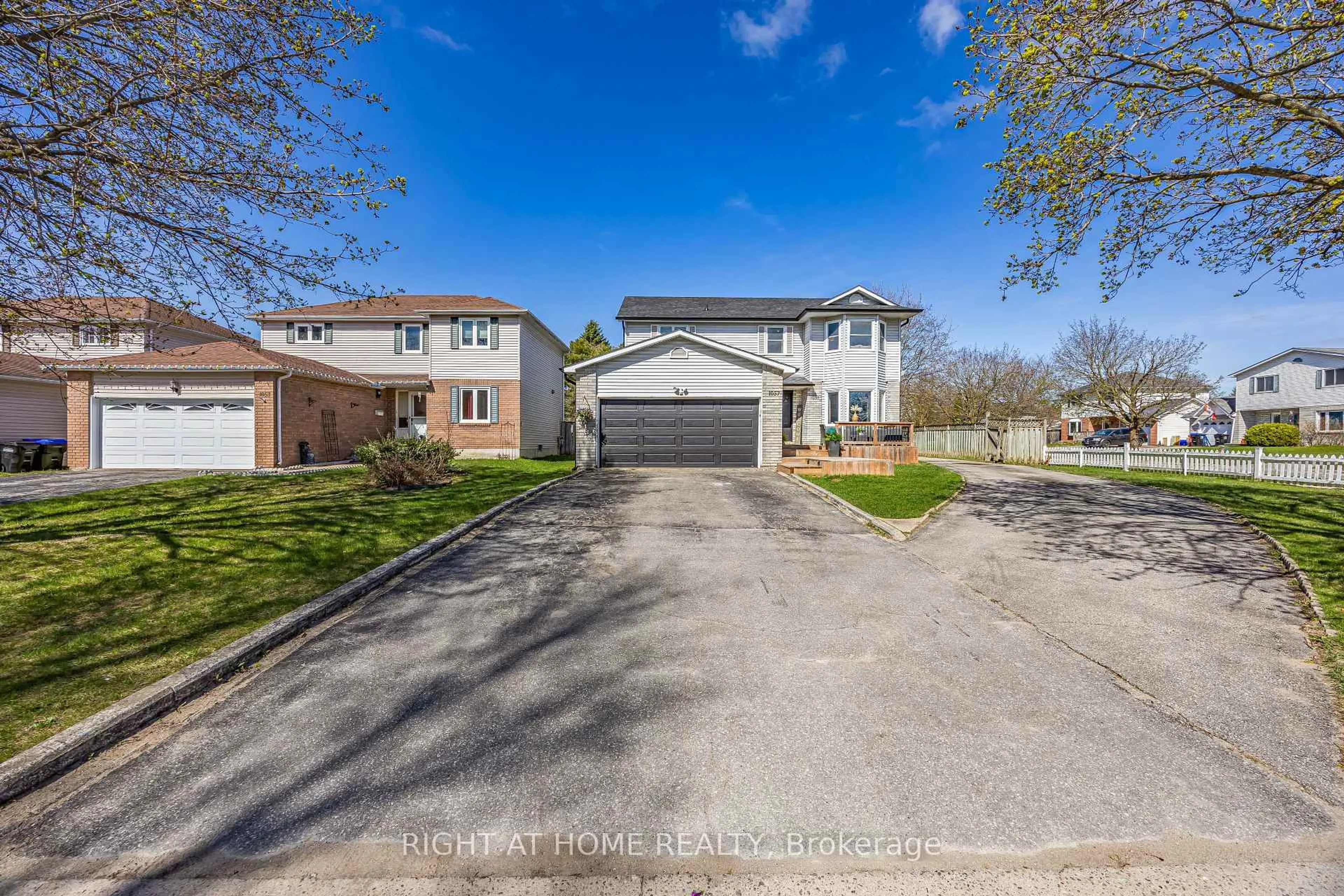 A pic from outside/outdoor area/front of a property/back of a property/a pic from drone, street for 1057 Vance Cres, Innisfil Ontario L9S 1V6