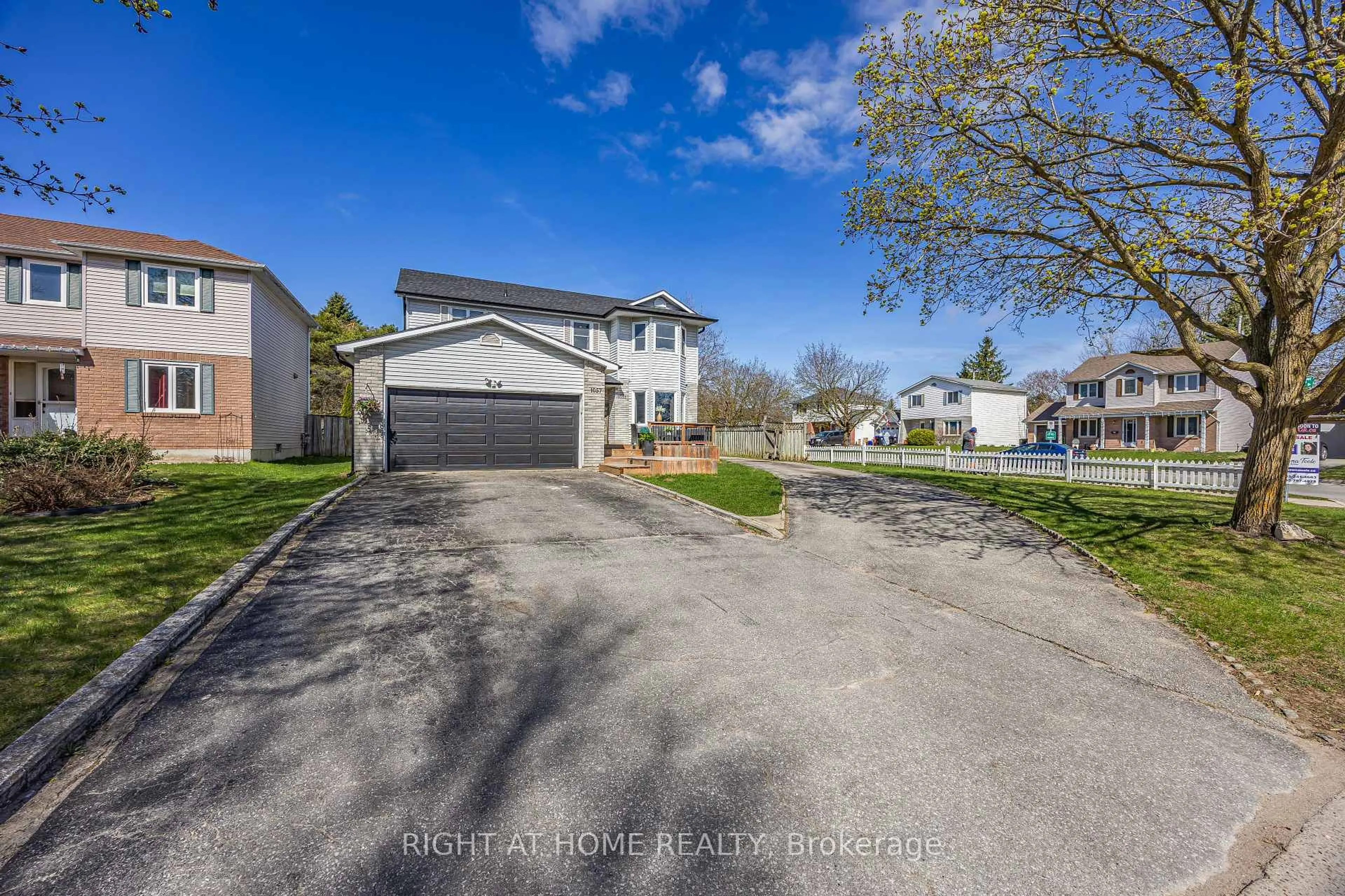A pic from outside/outdoor area/front of a property/back of a property/a pic from drone, street for 1057 Vance Cres, Innisfil Ontario L9S 1V6