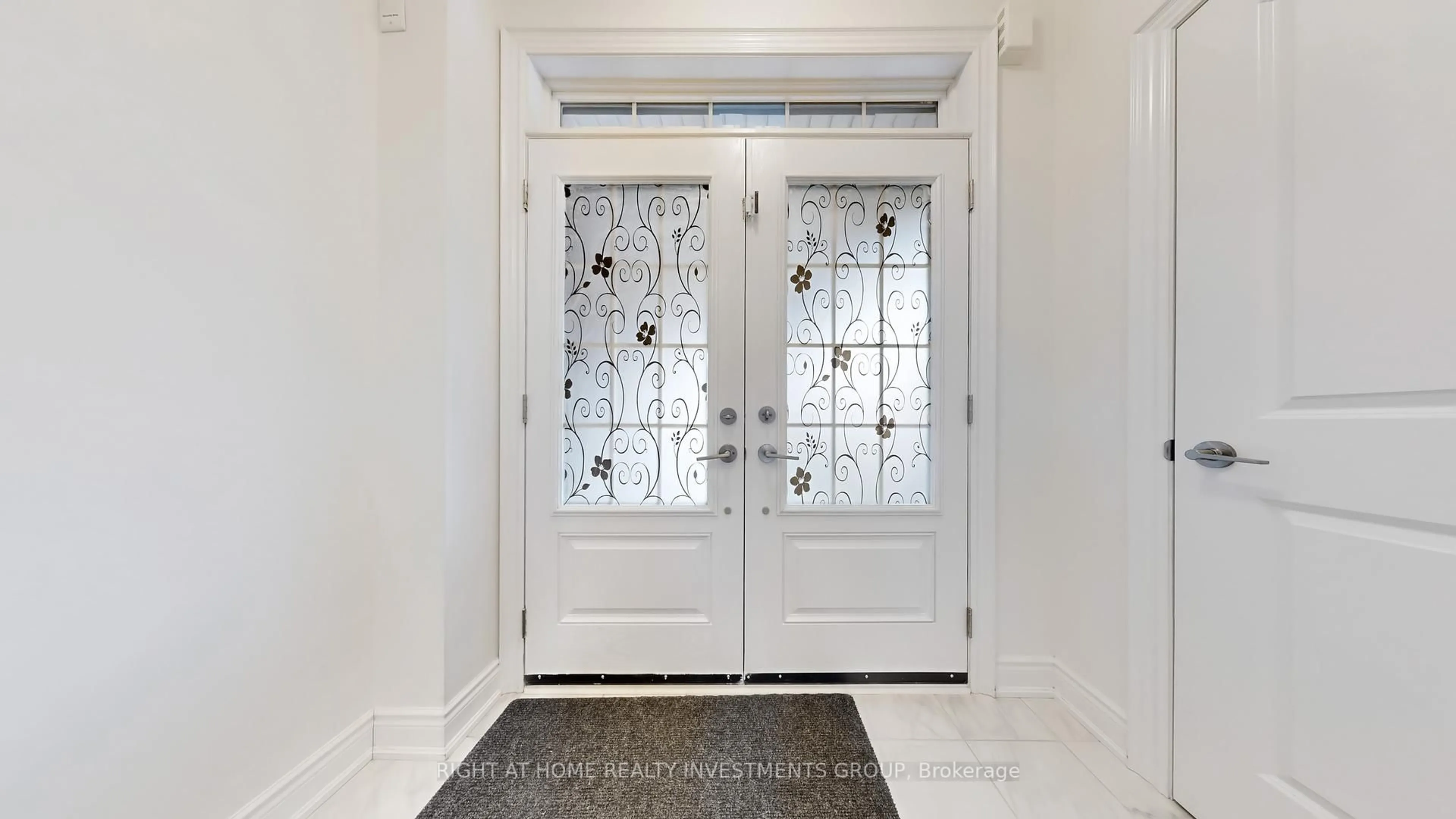 Indoor entryway for 100 Bartram Cres, Bradford West Gwillimbury Ontario L3Z 4J2