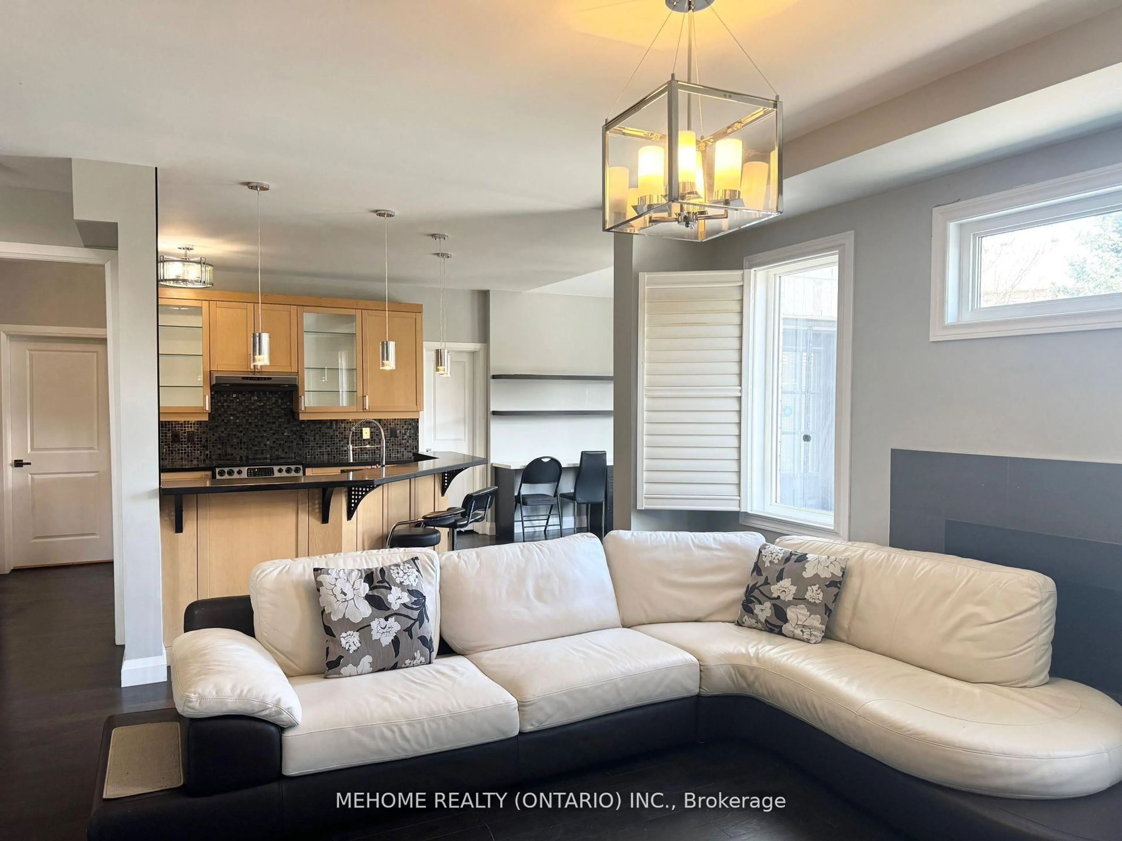 Living room with furniture, ceramic/tile floor for 9 Ridgecrest Rd, Markham Ontario L6C 2V2