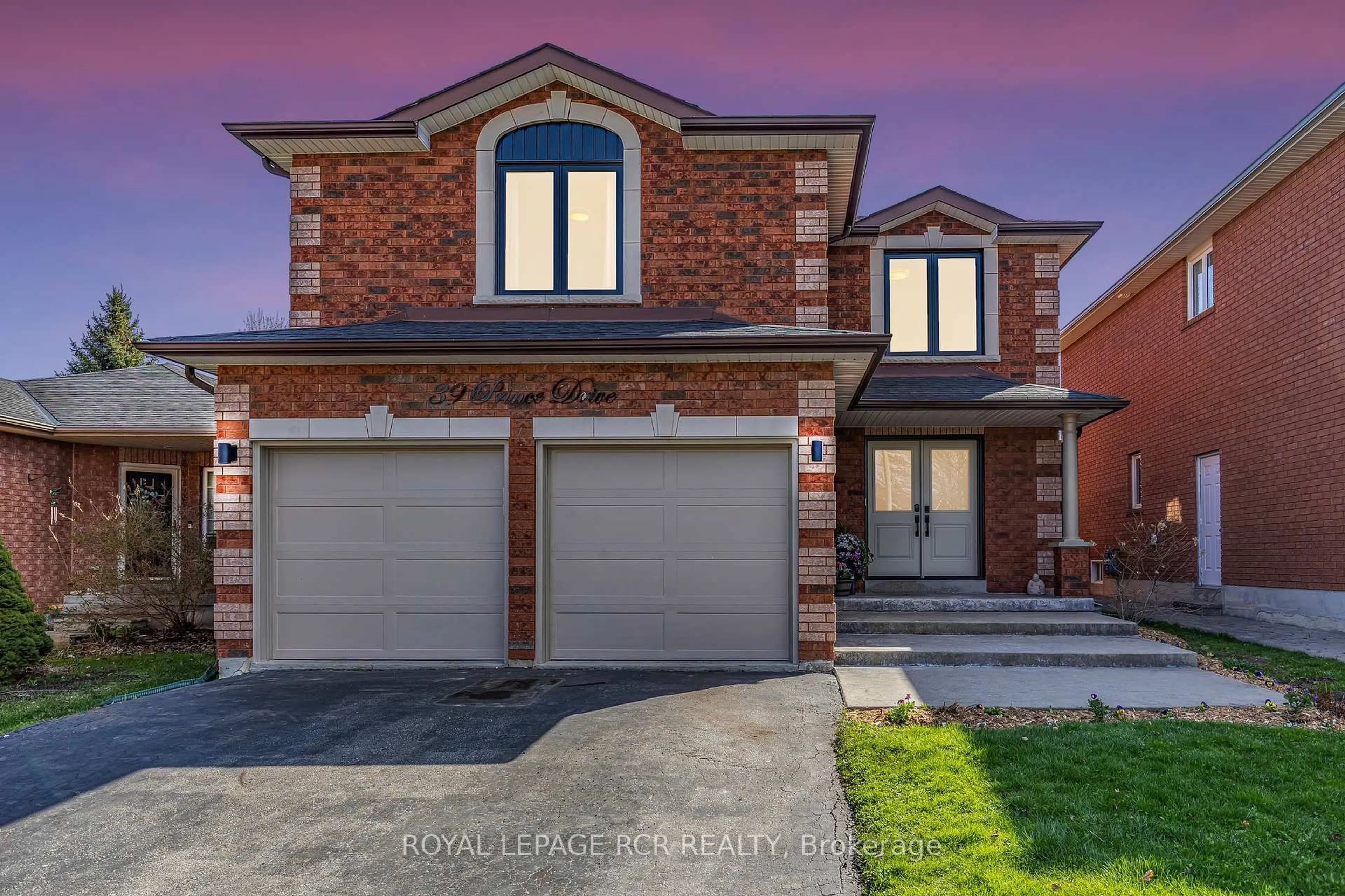 Home with brick exterior material, street for 39 Prince Dr, Bradford West Gwillimbury Ontario L3Z 3B6