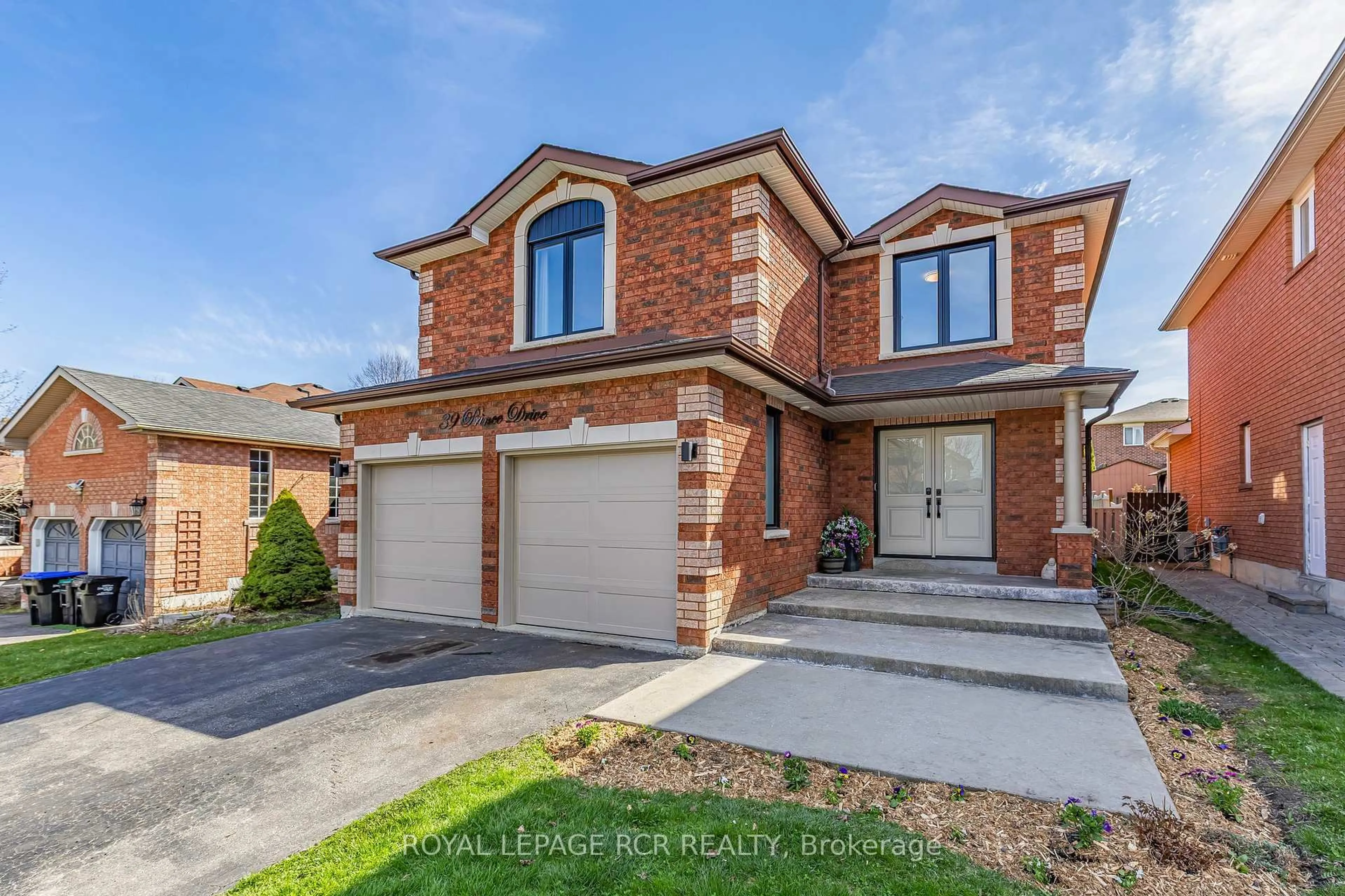 Home with brick exterior material, street for 39 Prince Dr, Bradford West Gwillimbury Ontario L3Z 3B6