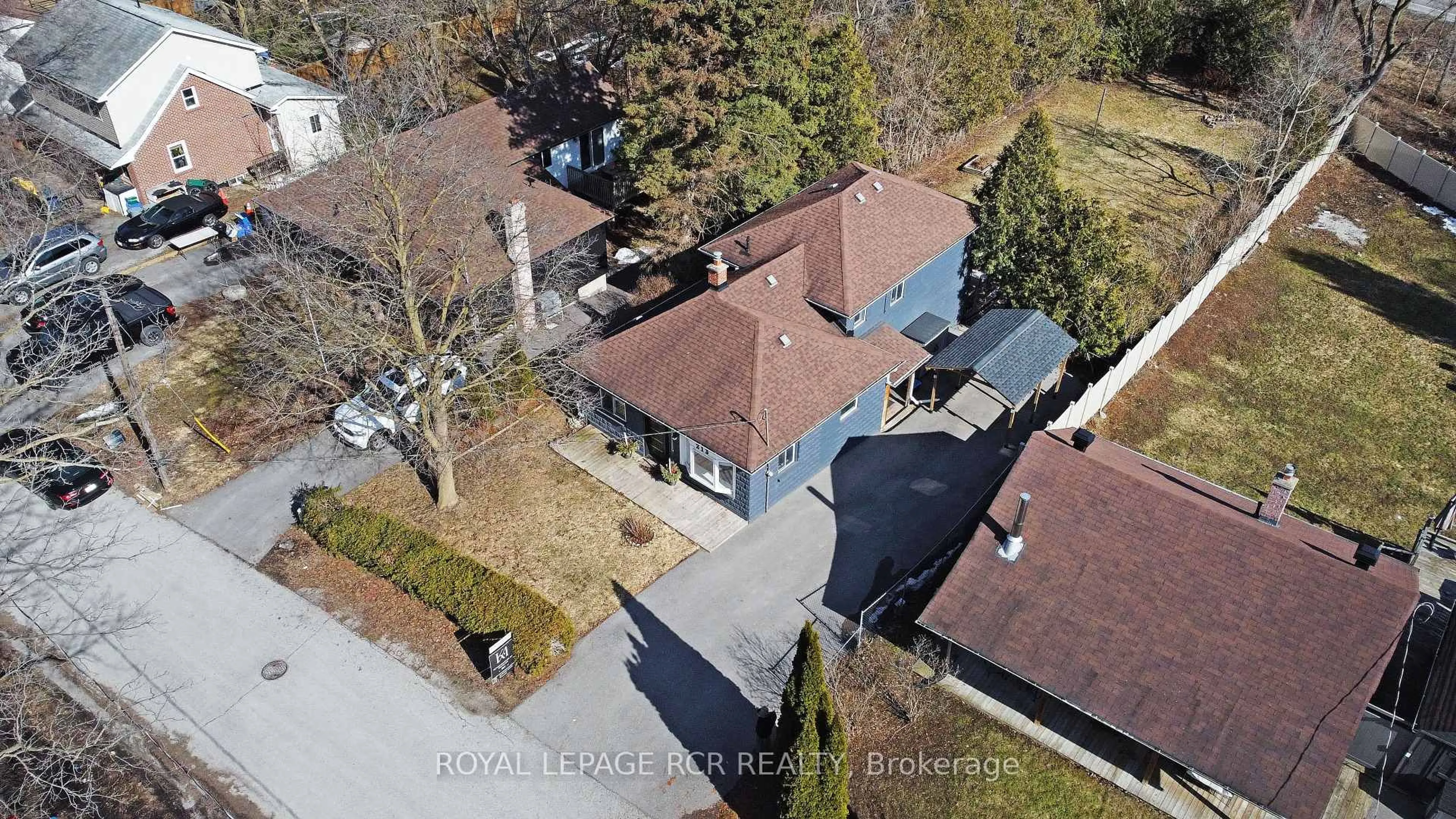 A pic from outside/outdoor area/front of a property/back of a property/a pic from drone, street for 213 Old Main St, Newmarket Ontario L3Y 9B1