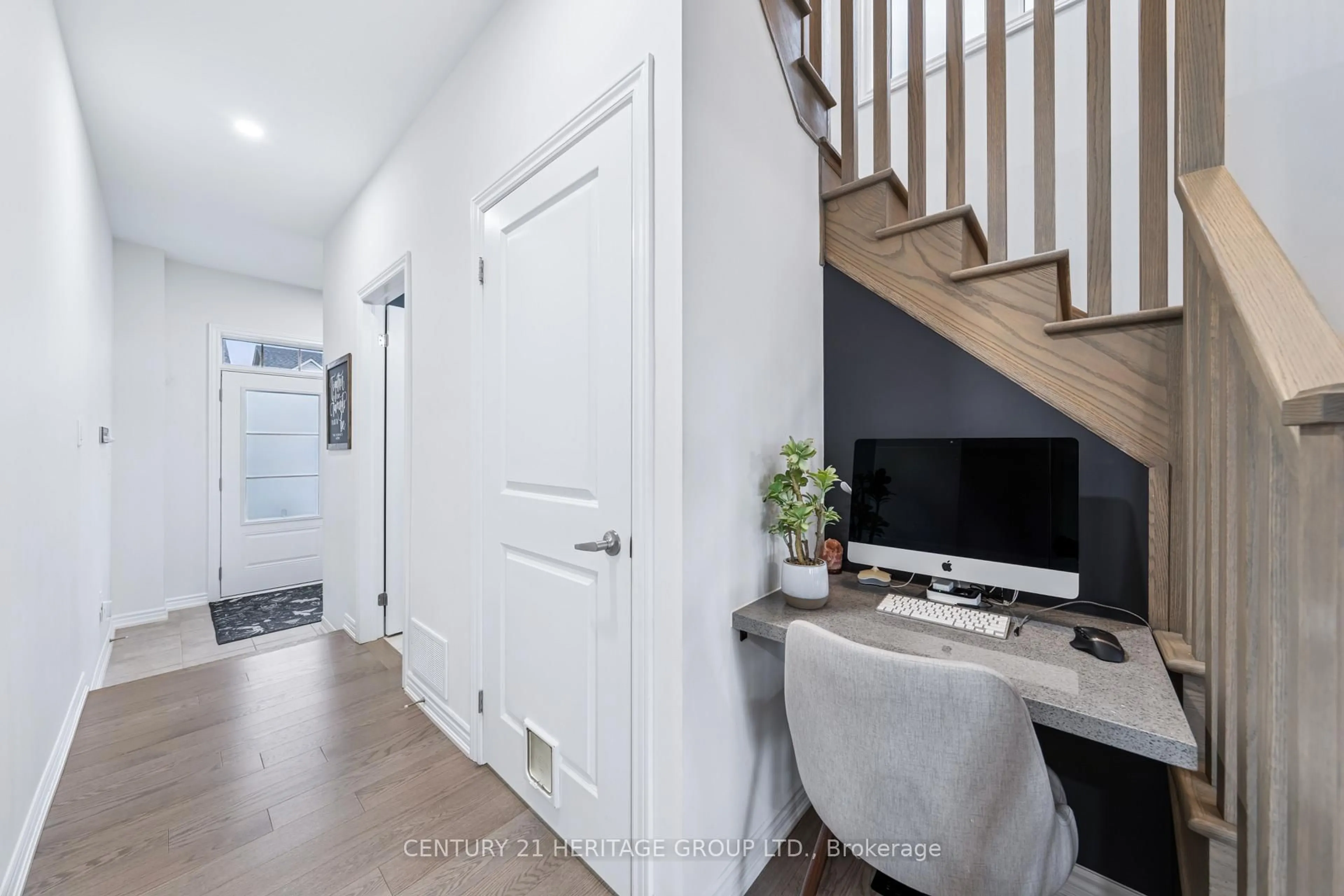 Indoor entryway for 1265 Broderick St, Innisfil Ontario L9S 0P6