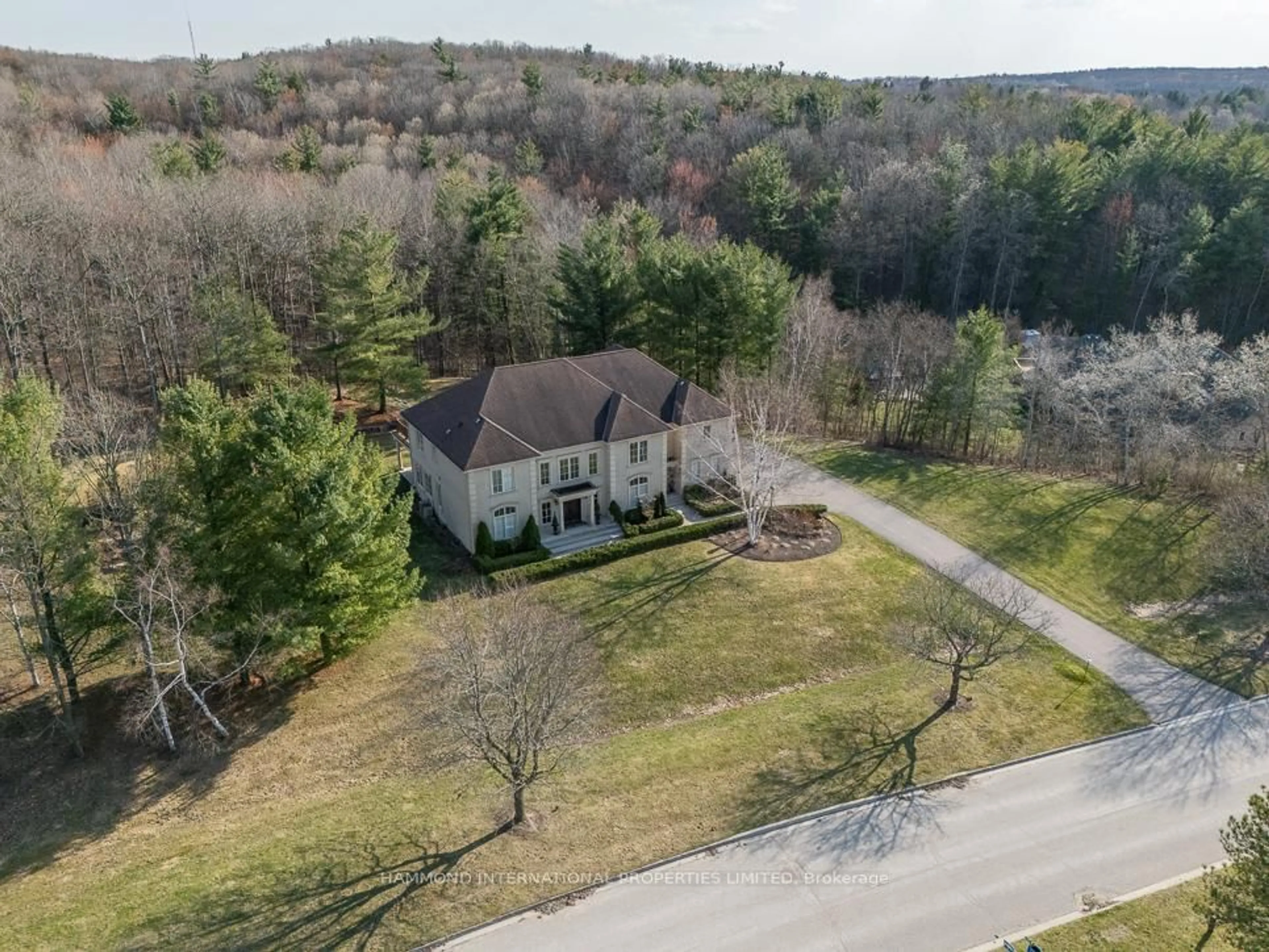 A pic from outside/outdoor area/front of a property/back of a property/a pic from drone, unknown for 65 Kingswood Dr, King Ontario L7B 1K8