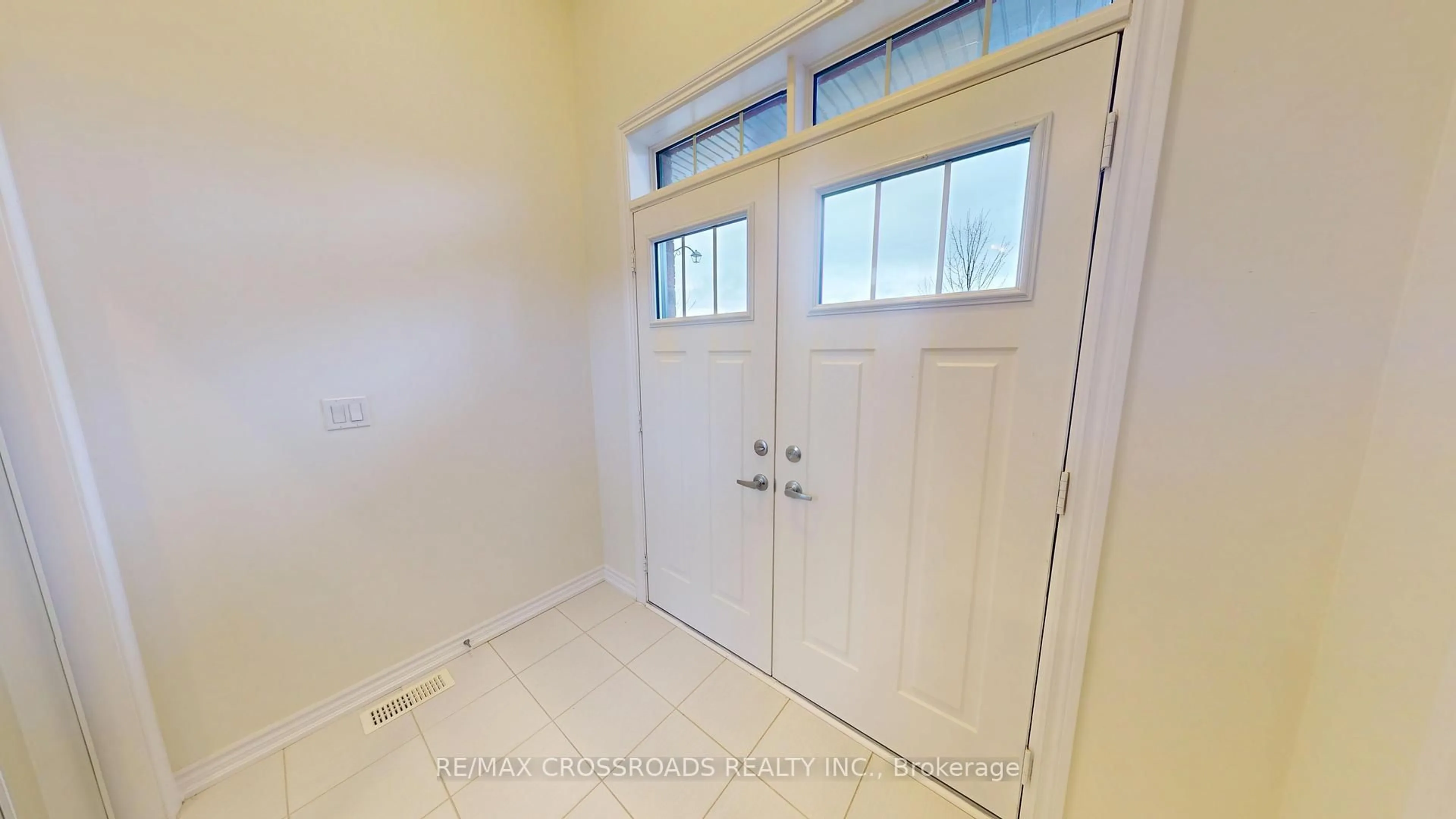 Indoor entryway for 130 Chessington Ave, East Gwillimbury Ontario L9N 0R6