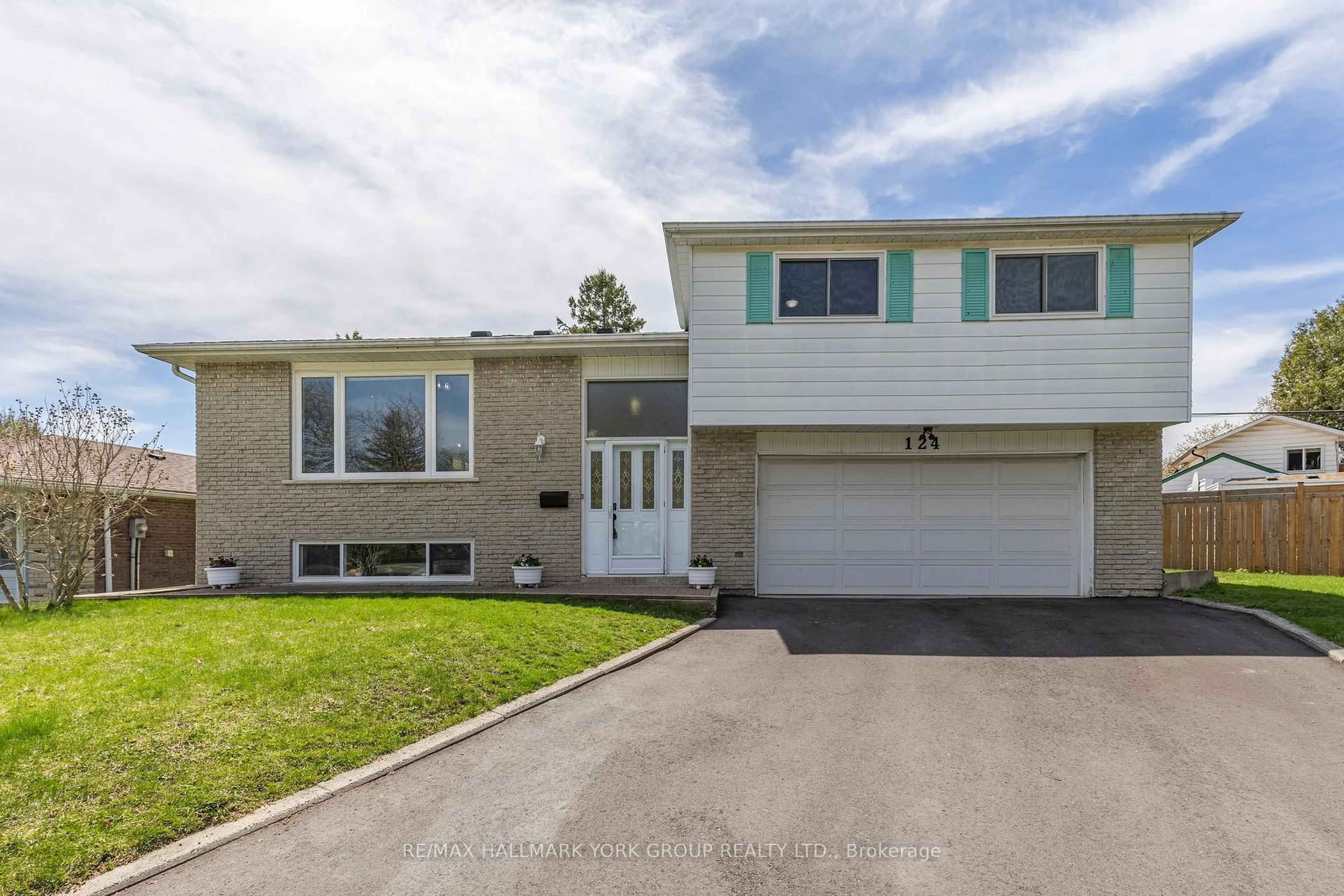 Home with vinyl exterior material, street for 124 Alexander Rd, Newmarket Ontario L3Y 3J5