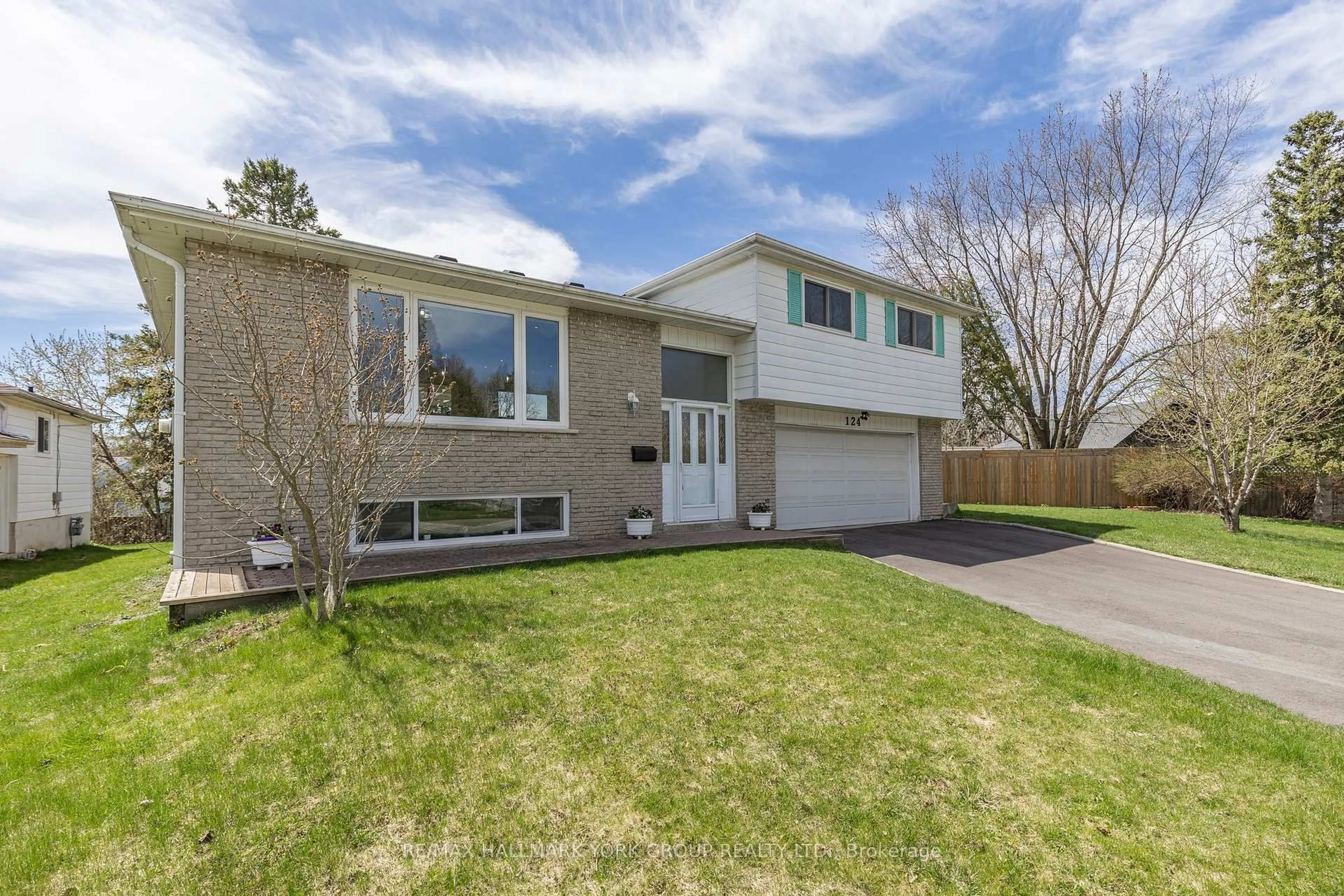 Home with vinyl exterior material, street for 124 Alexander Rd, Newmarket Ontario L3Y 3J5