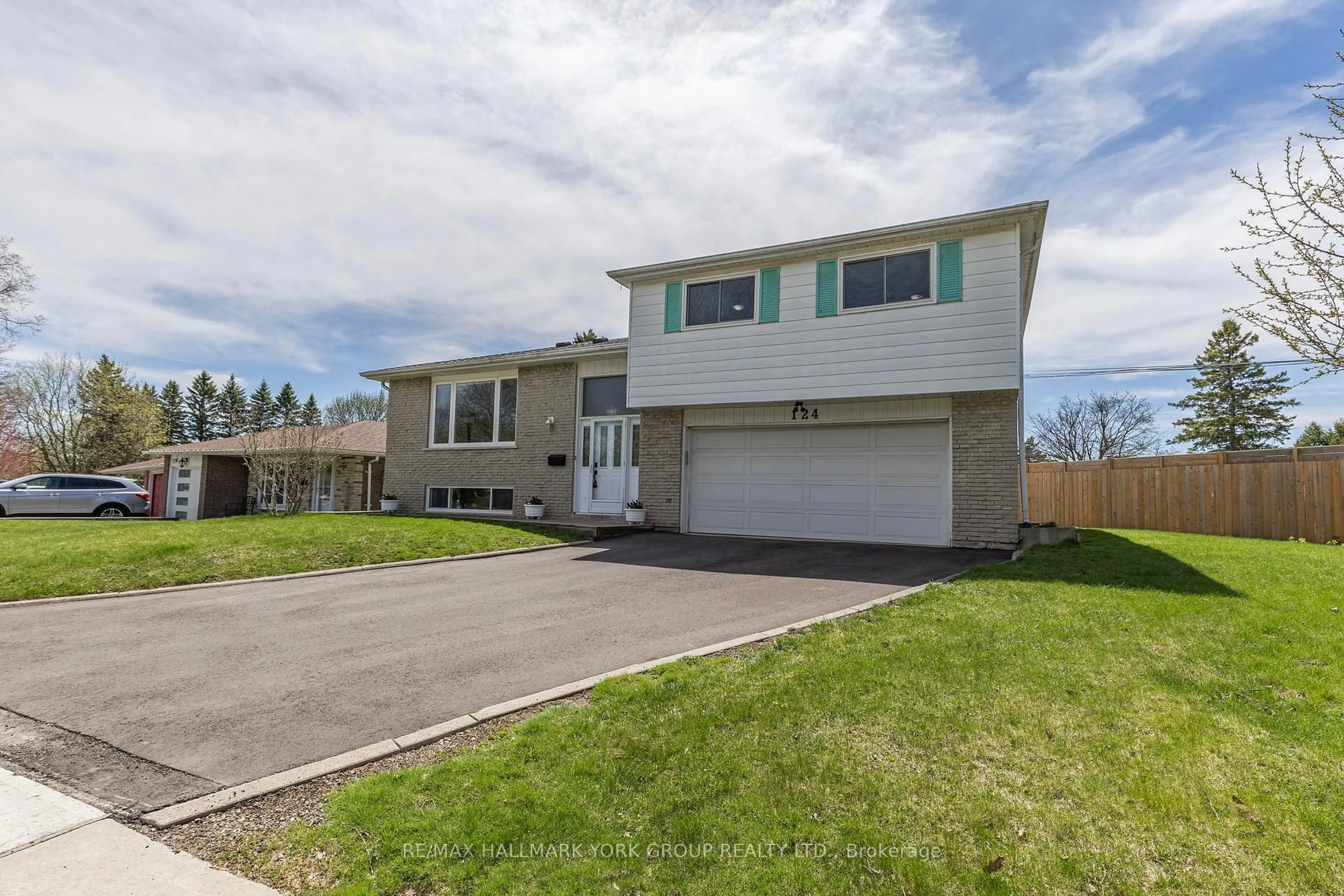 Home with vinyl exterior material, street for 124 Alexander Rd, Newmarket Ontario L3Y 3J5