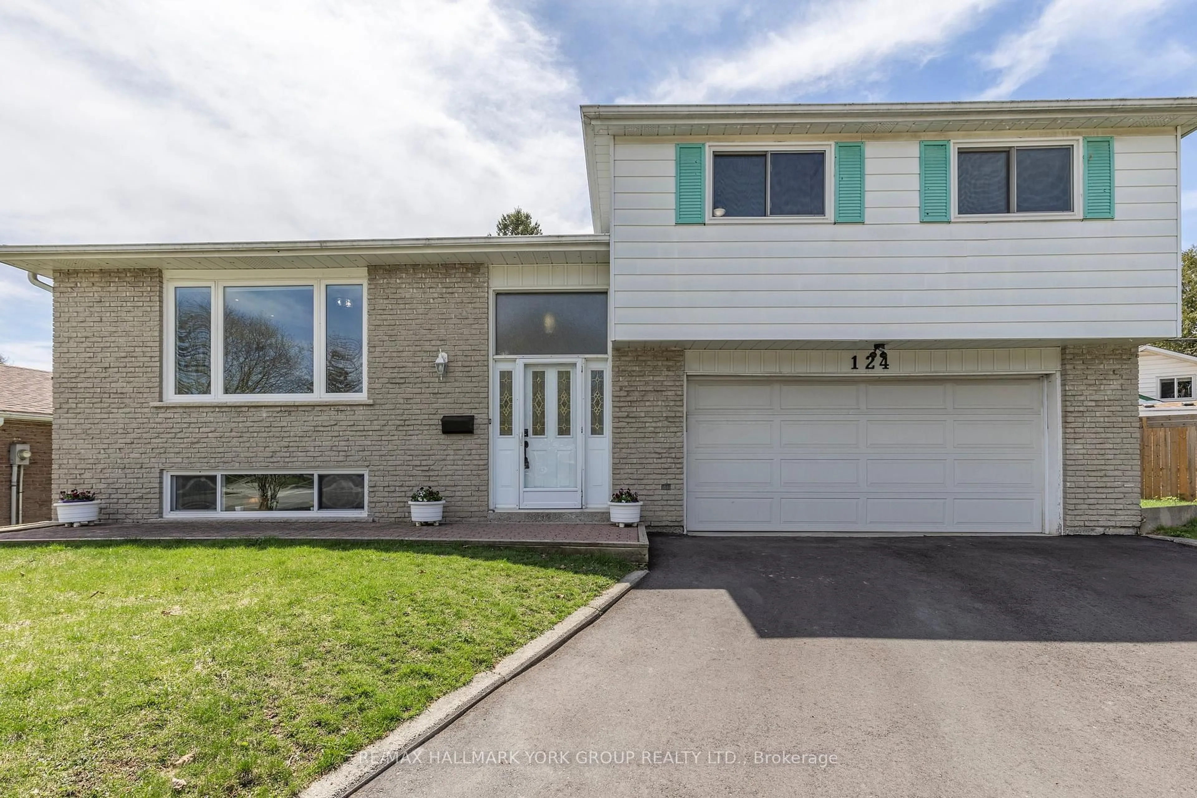 Home with vinyl exterior material, street for 124 Alexander Rd, Newmarket Ontario L3Y 3J5