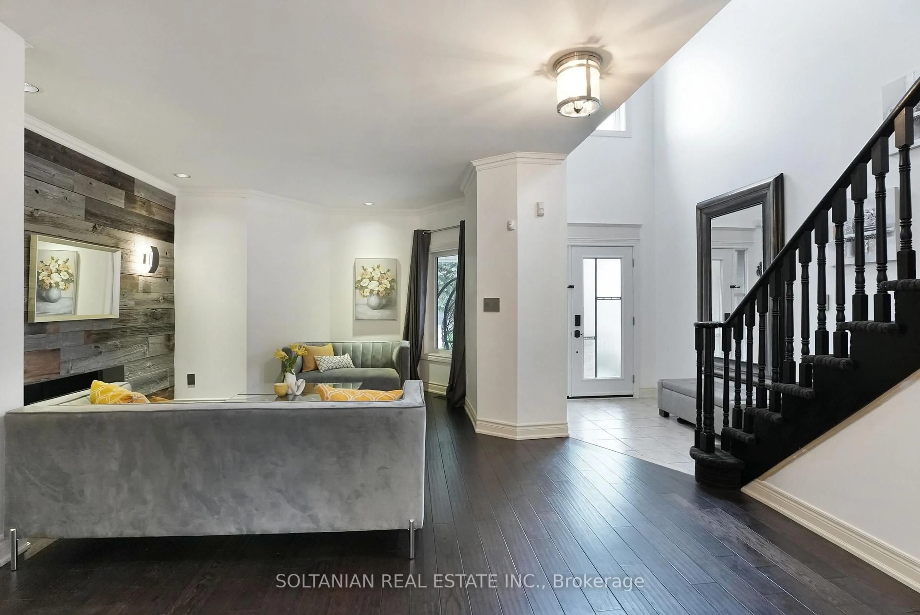 Indoor entryway for 157 Bothwell Cres, Newmarket Ontario L3X 2K4