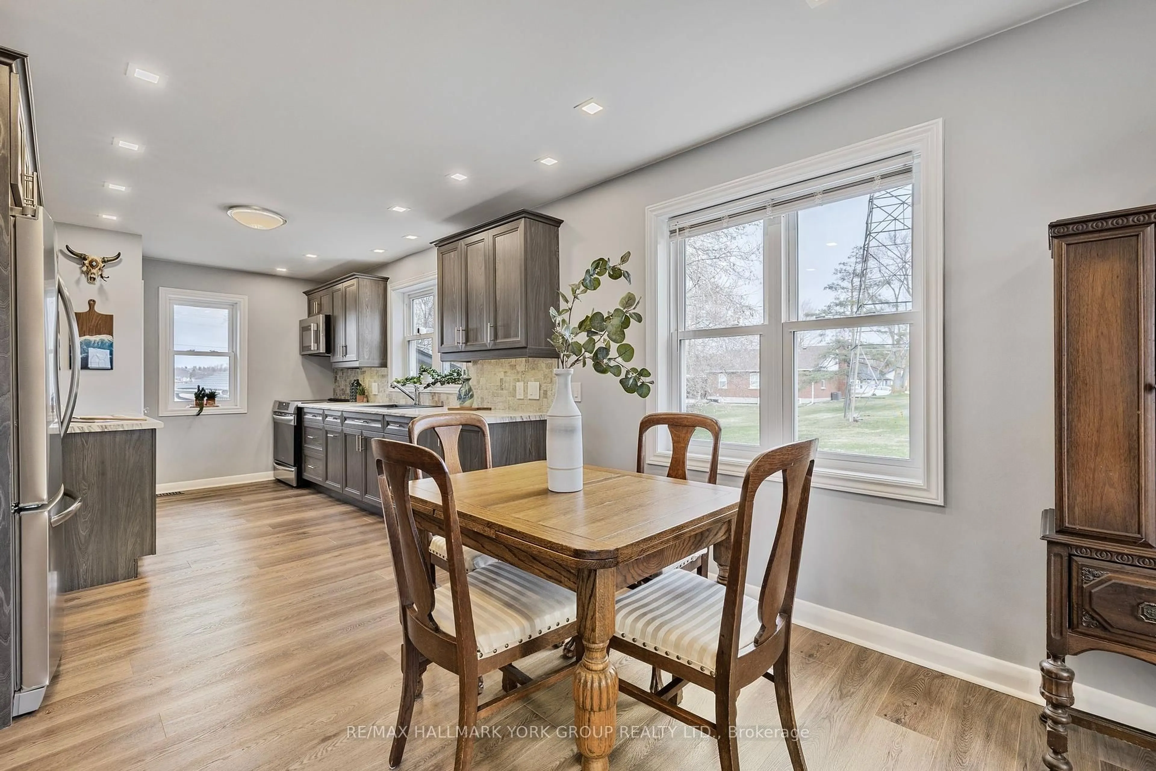 Open concept kitchen, wood/laminate floor for 315 Agar Ave, Bradford West Gwillimbury Ontario L3Z 1H4