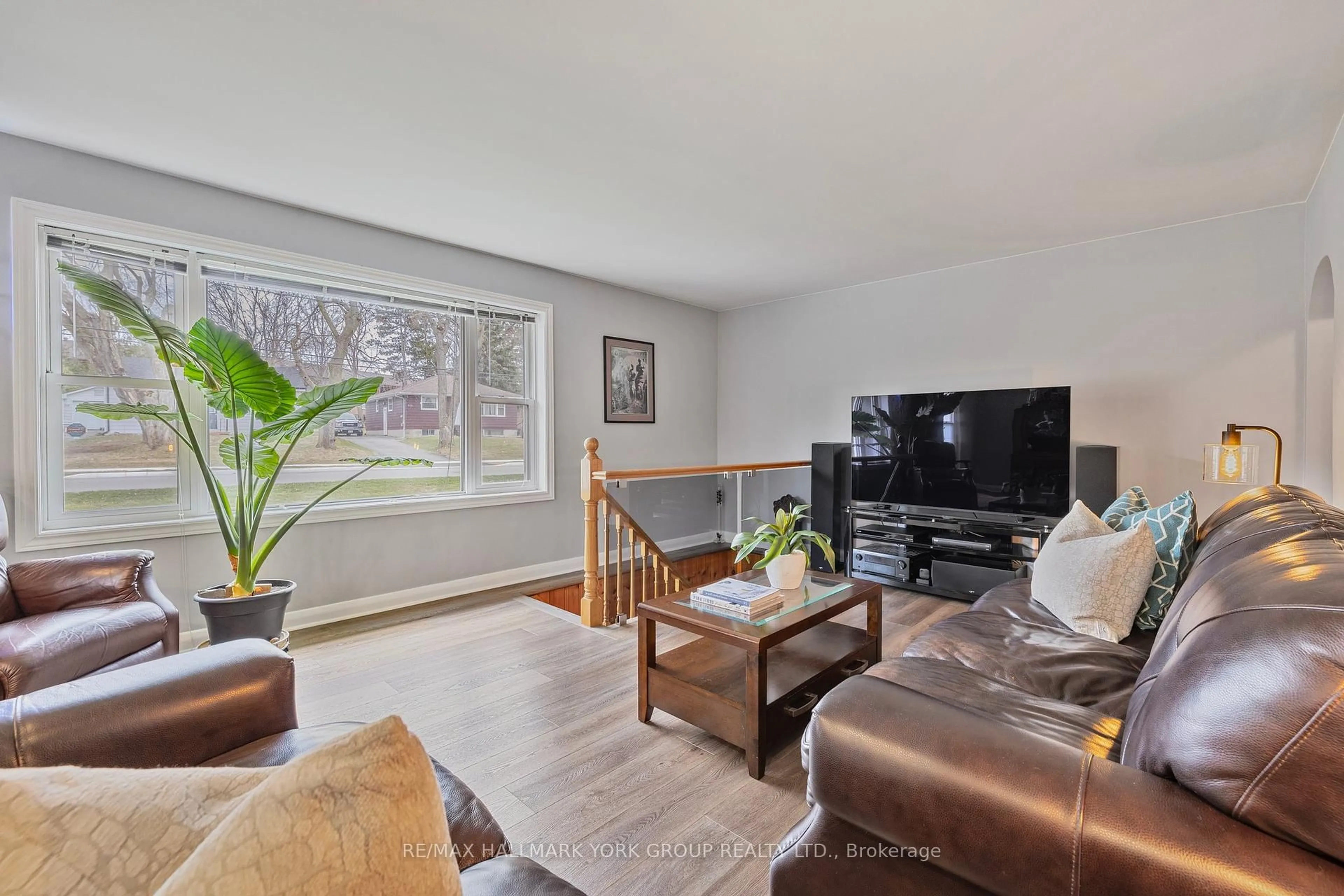 Living room with furniture, wood/laminate floor for 315 Agar Ave, Bradford West Gwillimbury Ontario L3Z 1H4