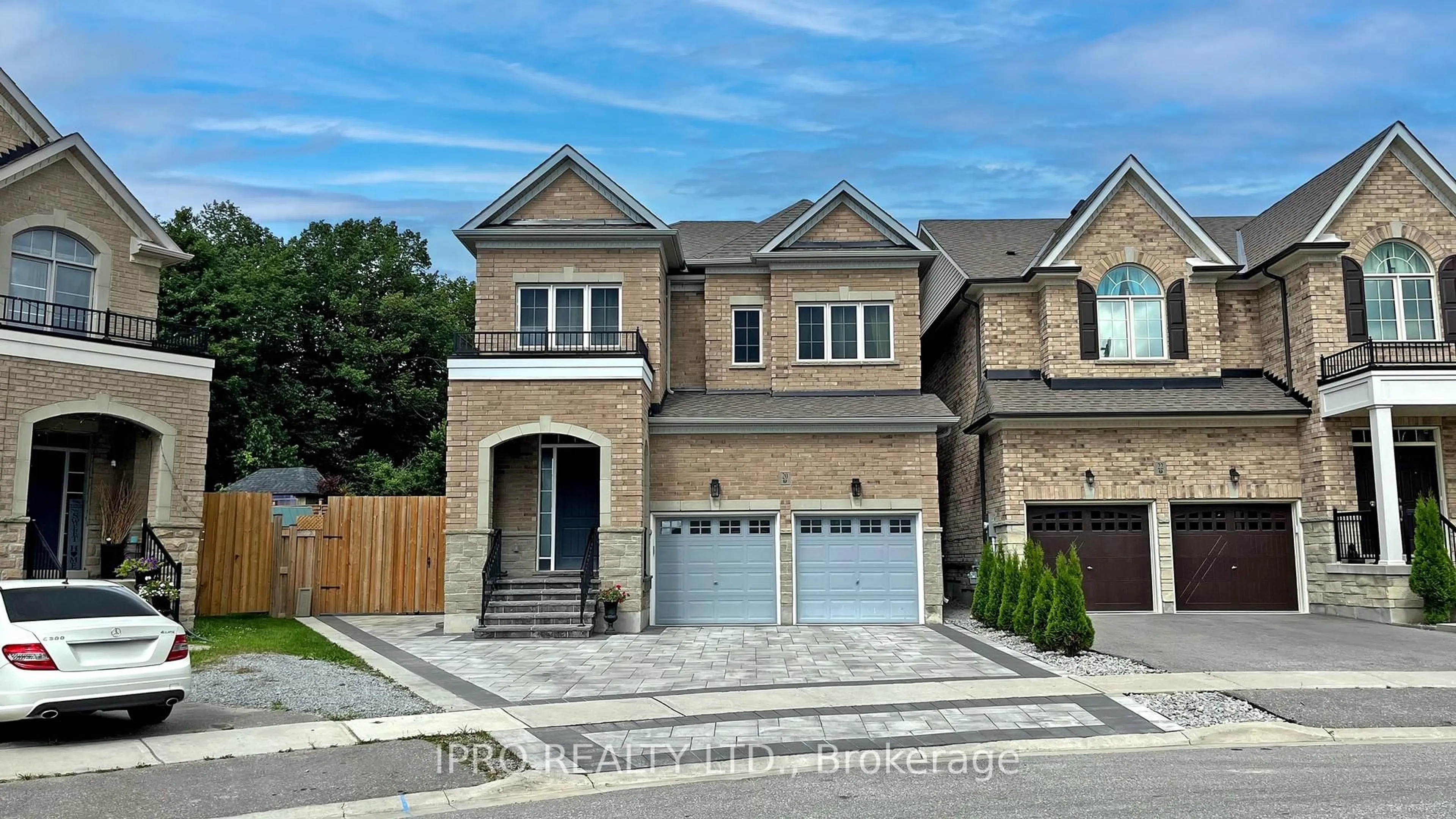 Home with brick exterior material, street for 20 Clara May Ave, East Gwillimbury Ontario L9N 0R4