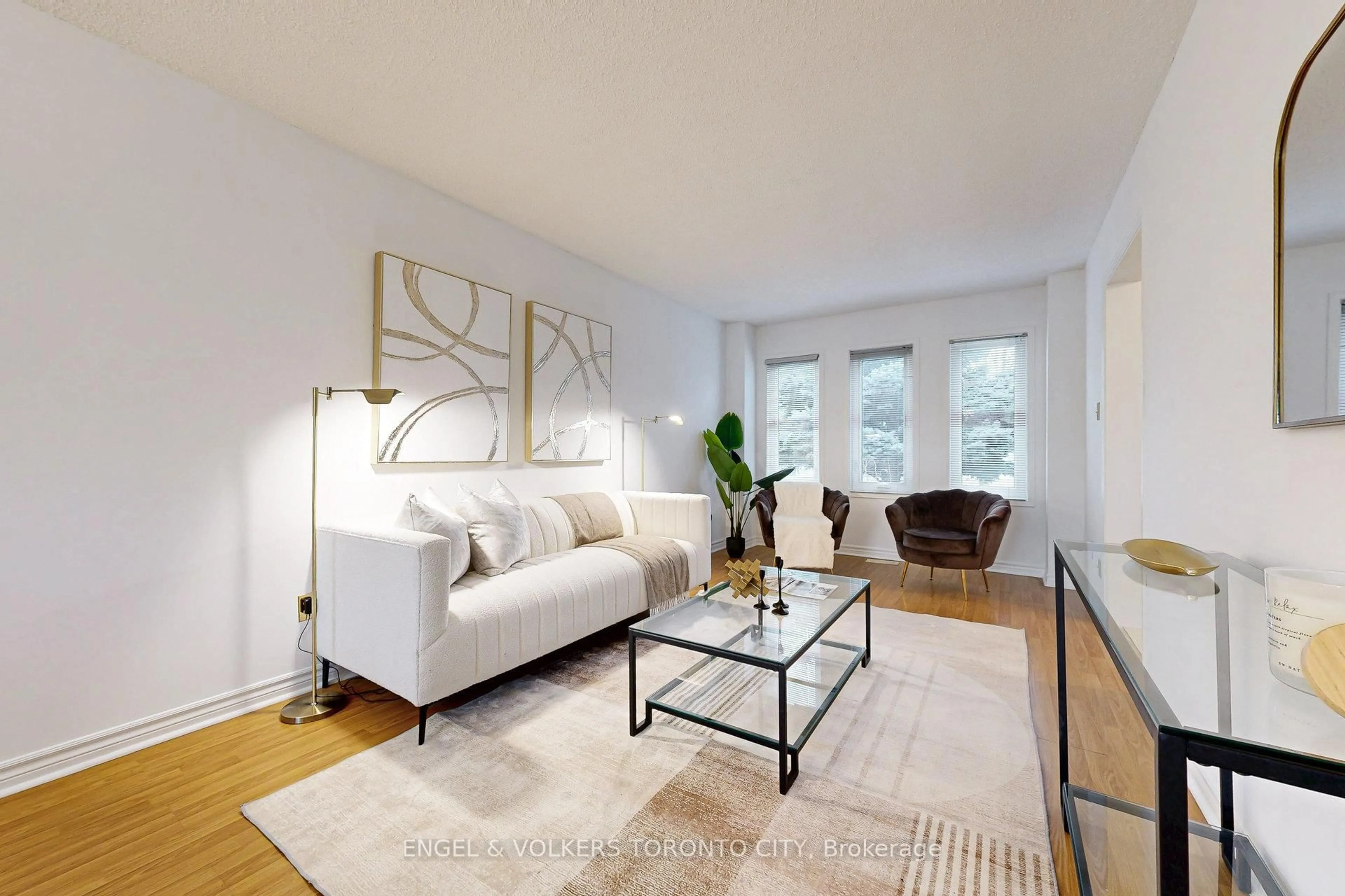 Living room with furniture, unknown for 31 Woodriver St, Richmond Hill Ontario L4S 1B7