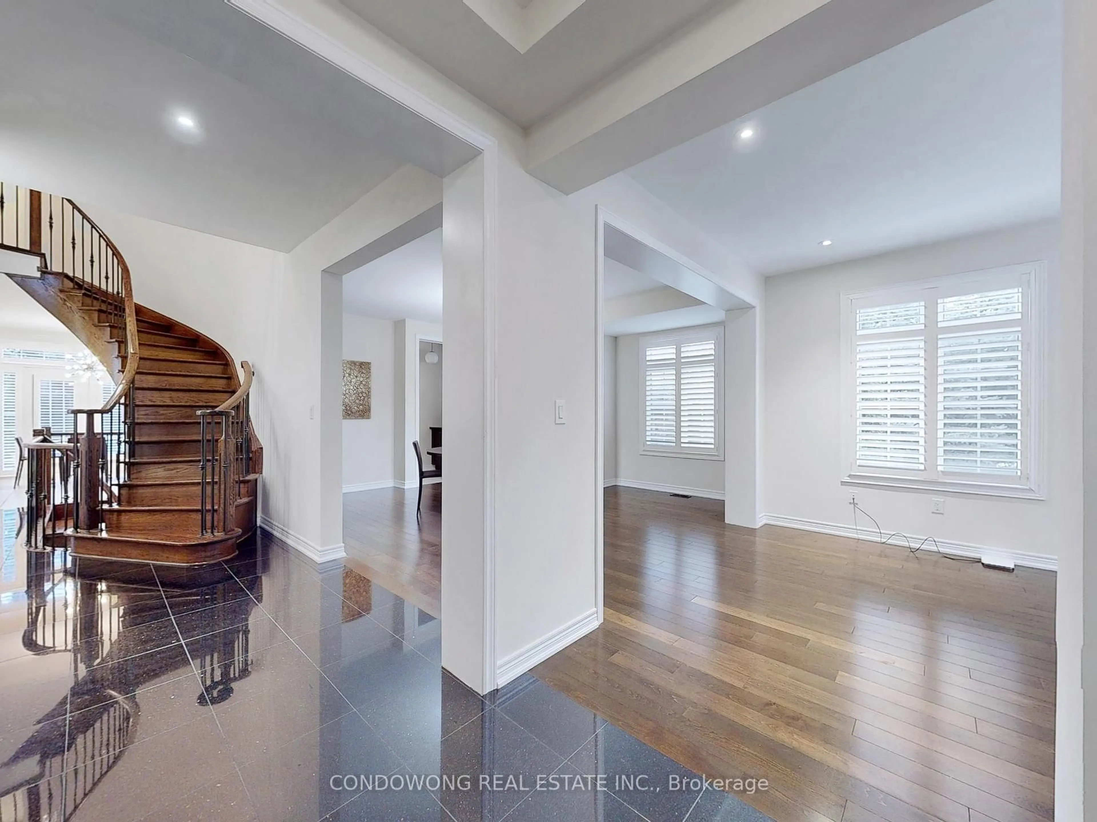 Indoor foyer for 7 Yorkton Blvd, Markham Ontario L6C 0J9