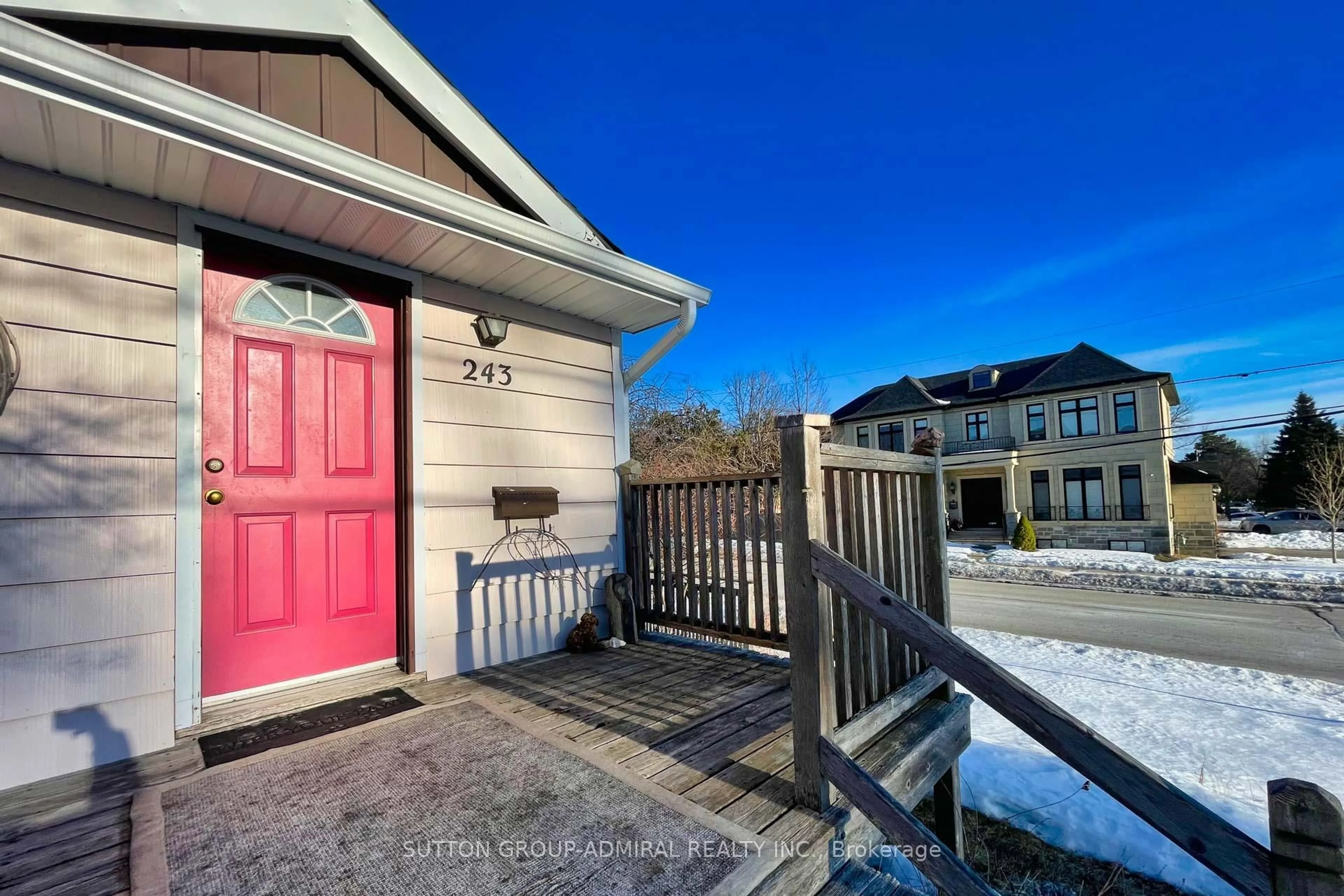 Indoor entryway for 243 Ruggles Ave, Richmond Hill Ontario L4C 1Y6