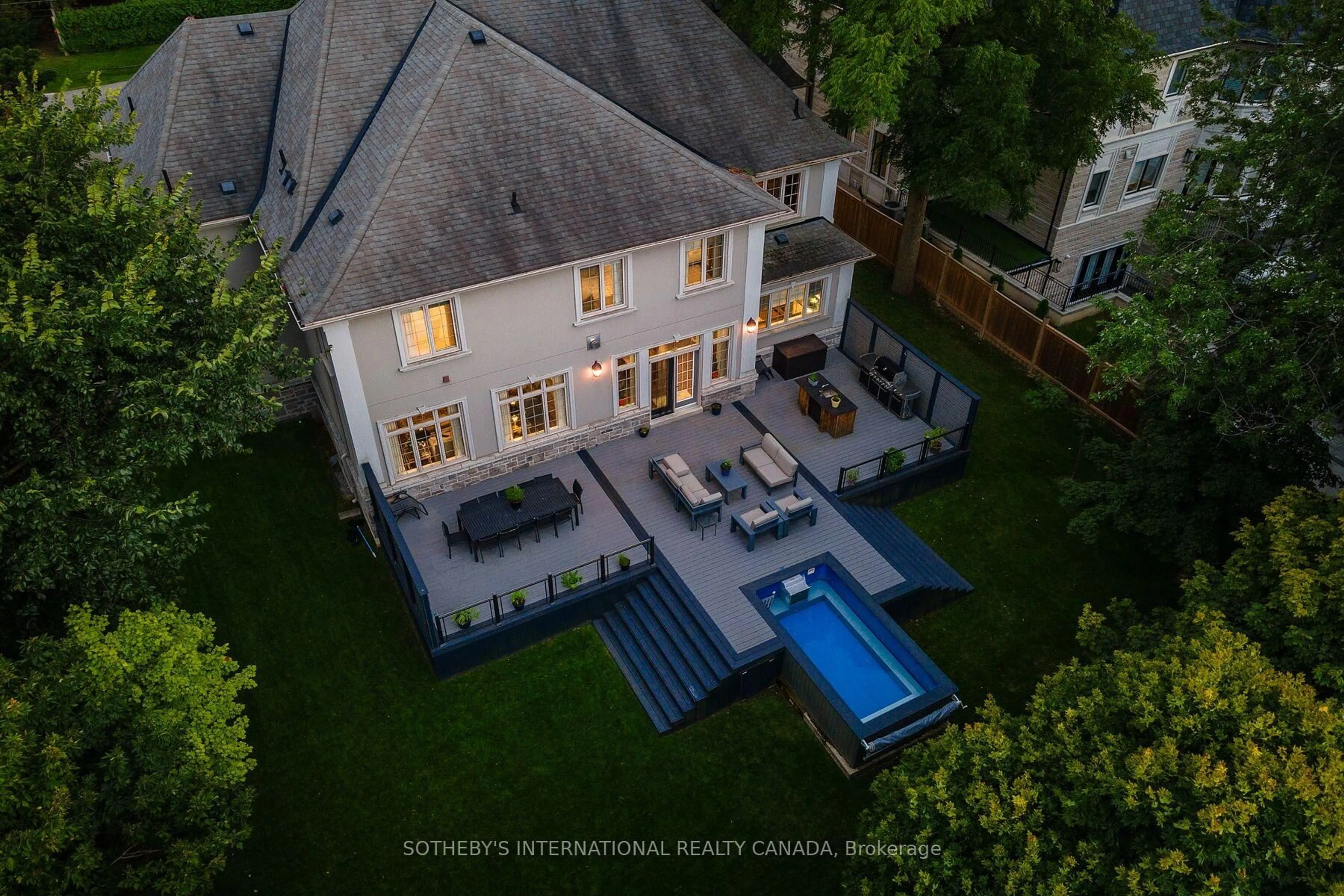 A pic from outside/outdoor area/front of a property/back of a property/a pic from drone, street for 8 Thornhill Ave, Vaughan Ontario L4J 1J4