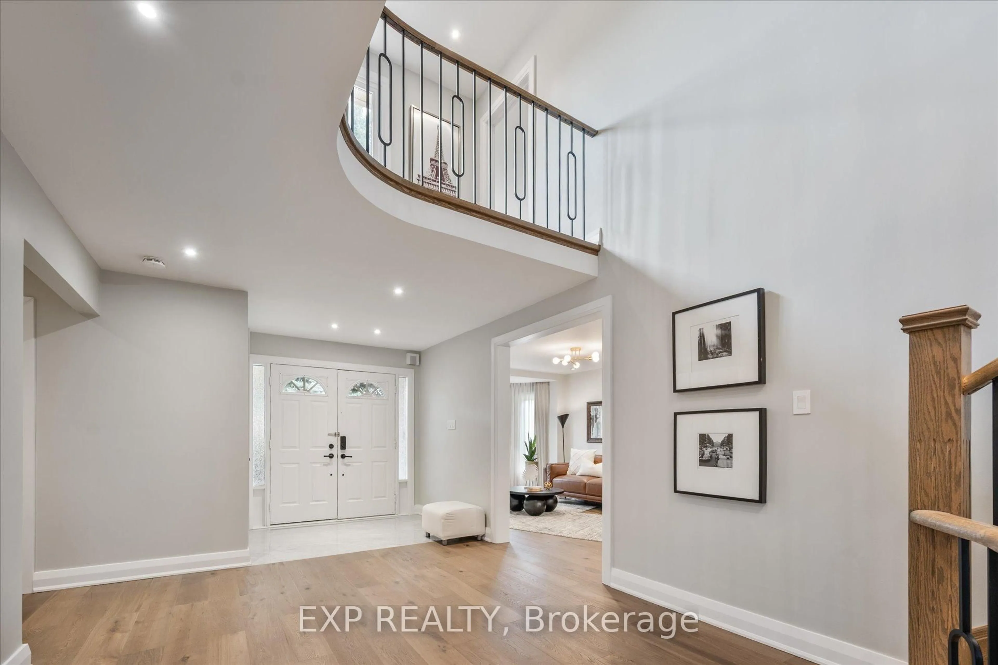 Indoor entryway for 10 Stratford Dr, Richmond Hill Ontario L4B 1V7