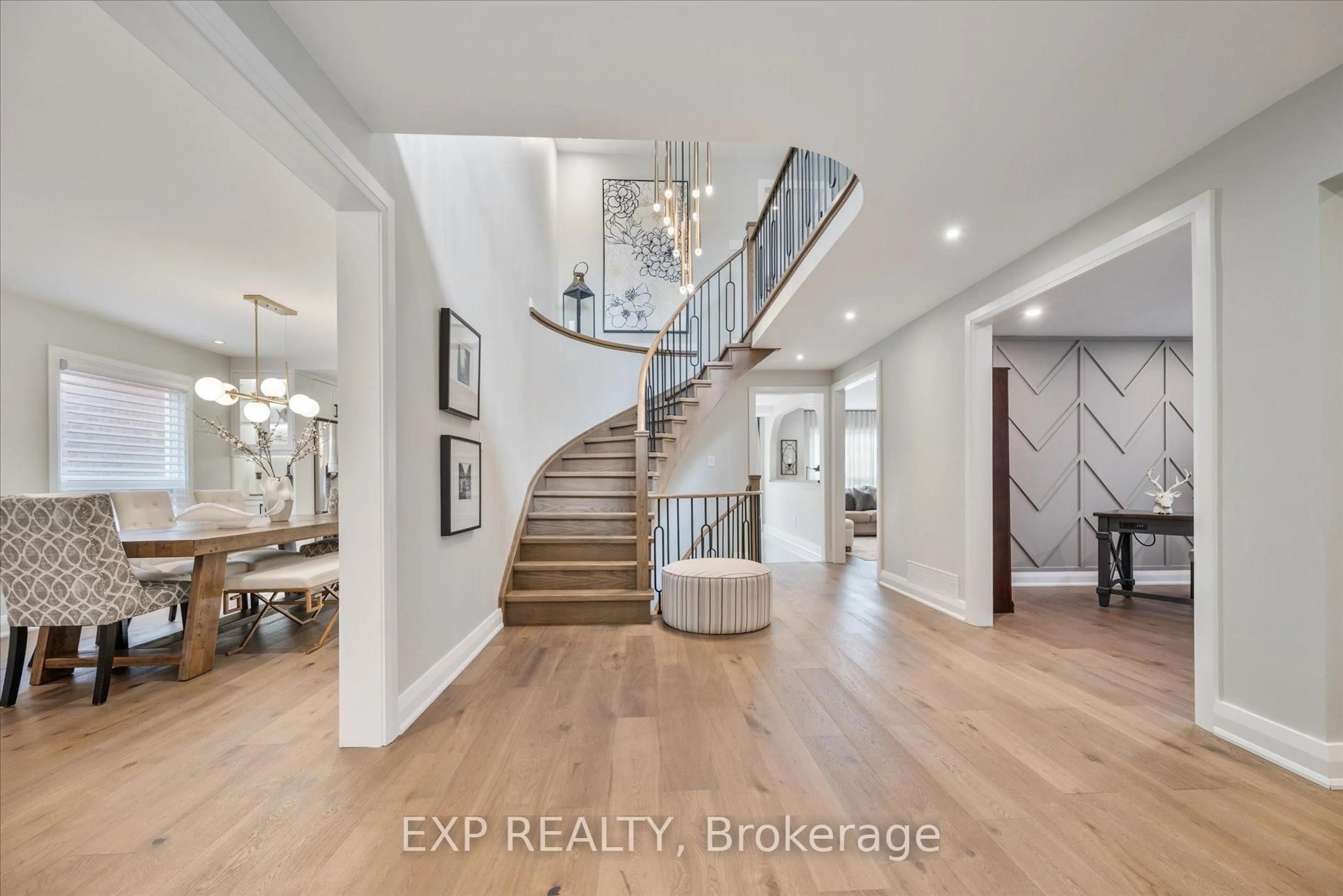 Indoor entryway for 10 Stratford Dr, Richmond Hill Ontario L4B 1V7