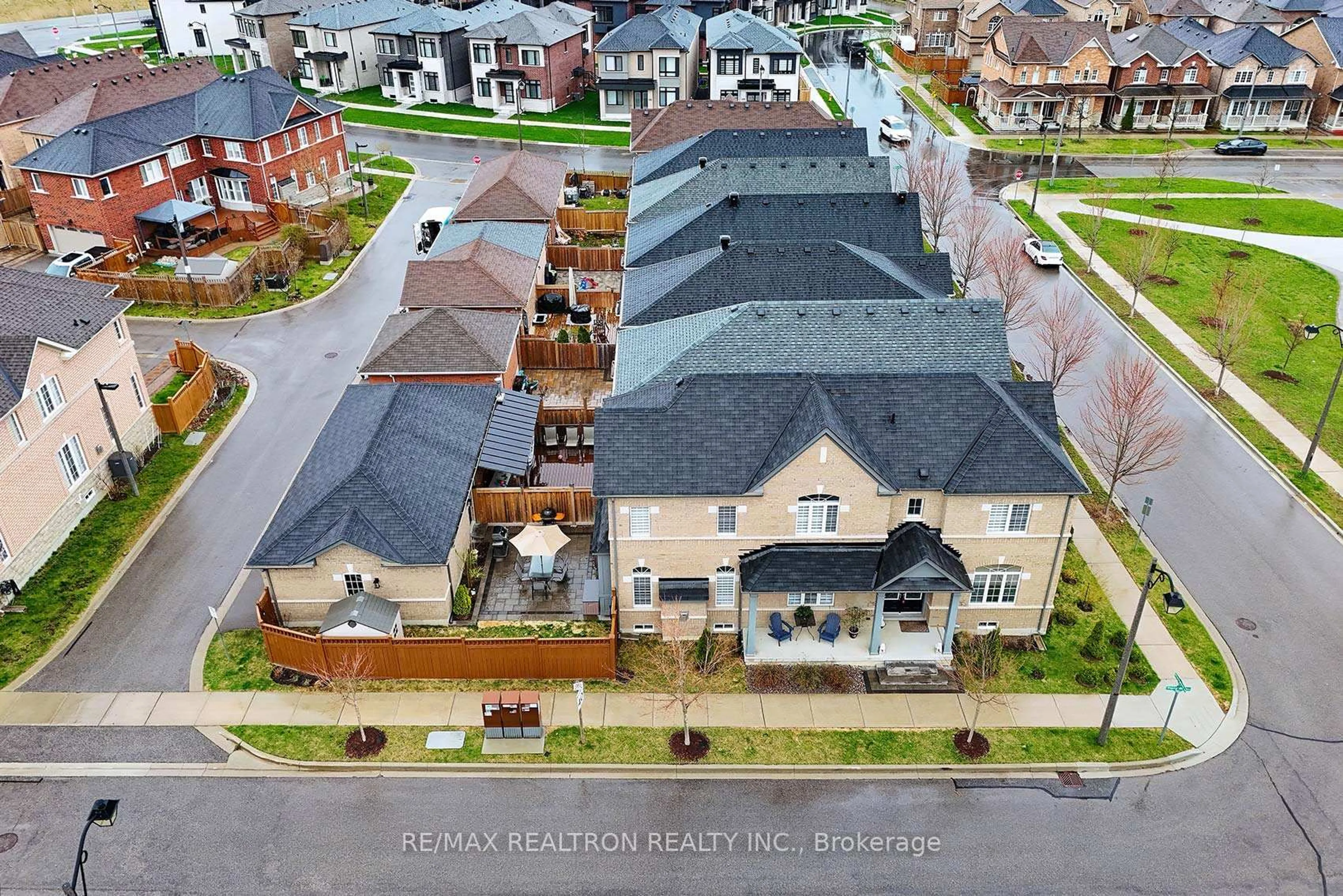 A pic from outside/outdoor area/front of a property/back of a property/a pic from drone, street for 1 Starry Sky Ave, Markham Ontario L6B 0Y1