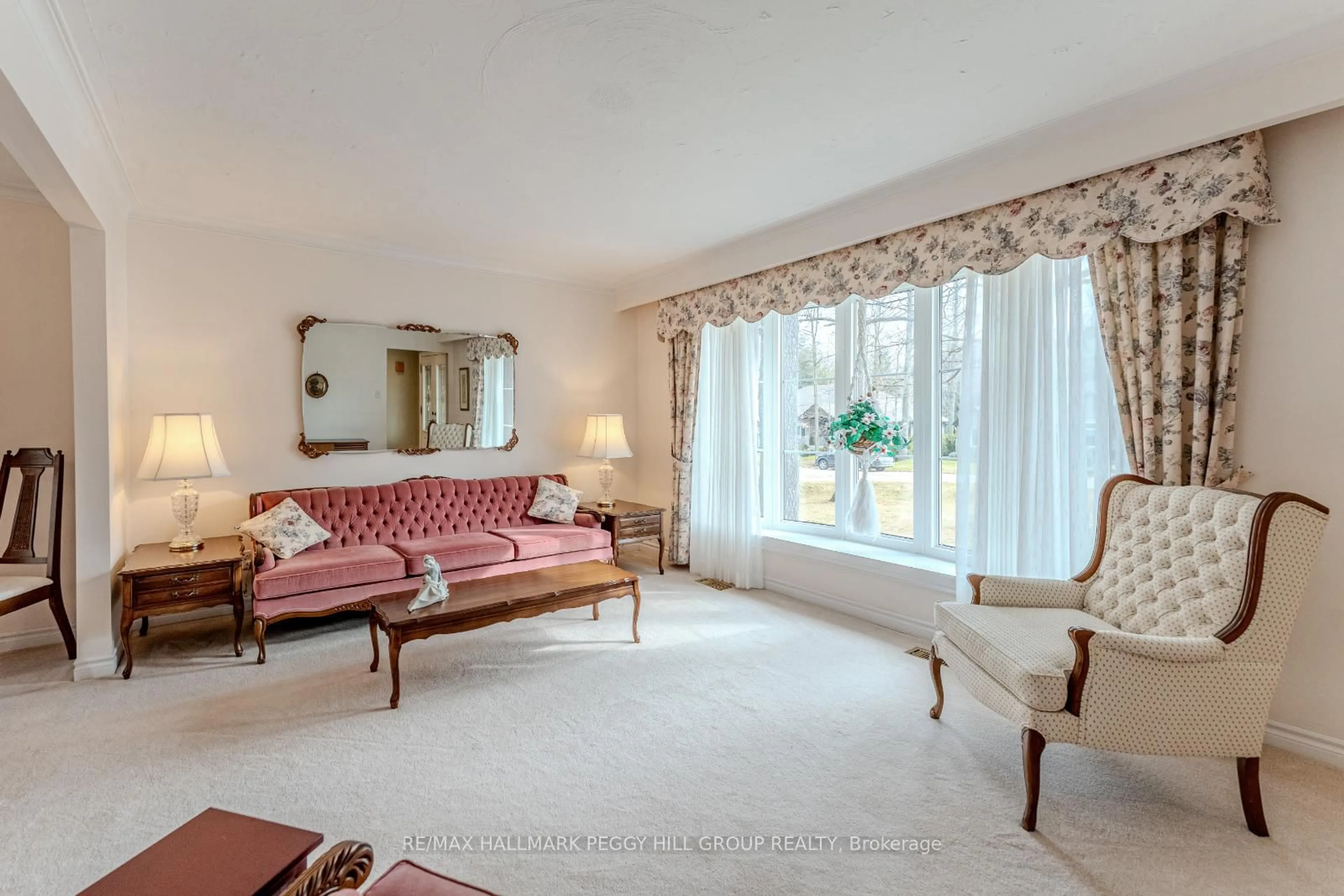 Living room with furniture, carpet floor for 3782 Whitecap Dr, Innisfil Ontario L9S 2L4