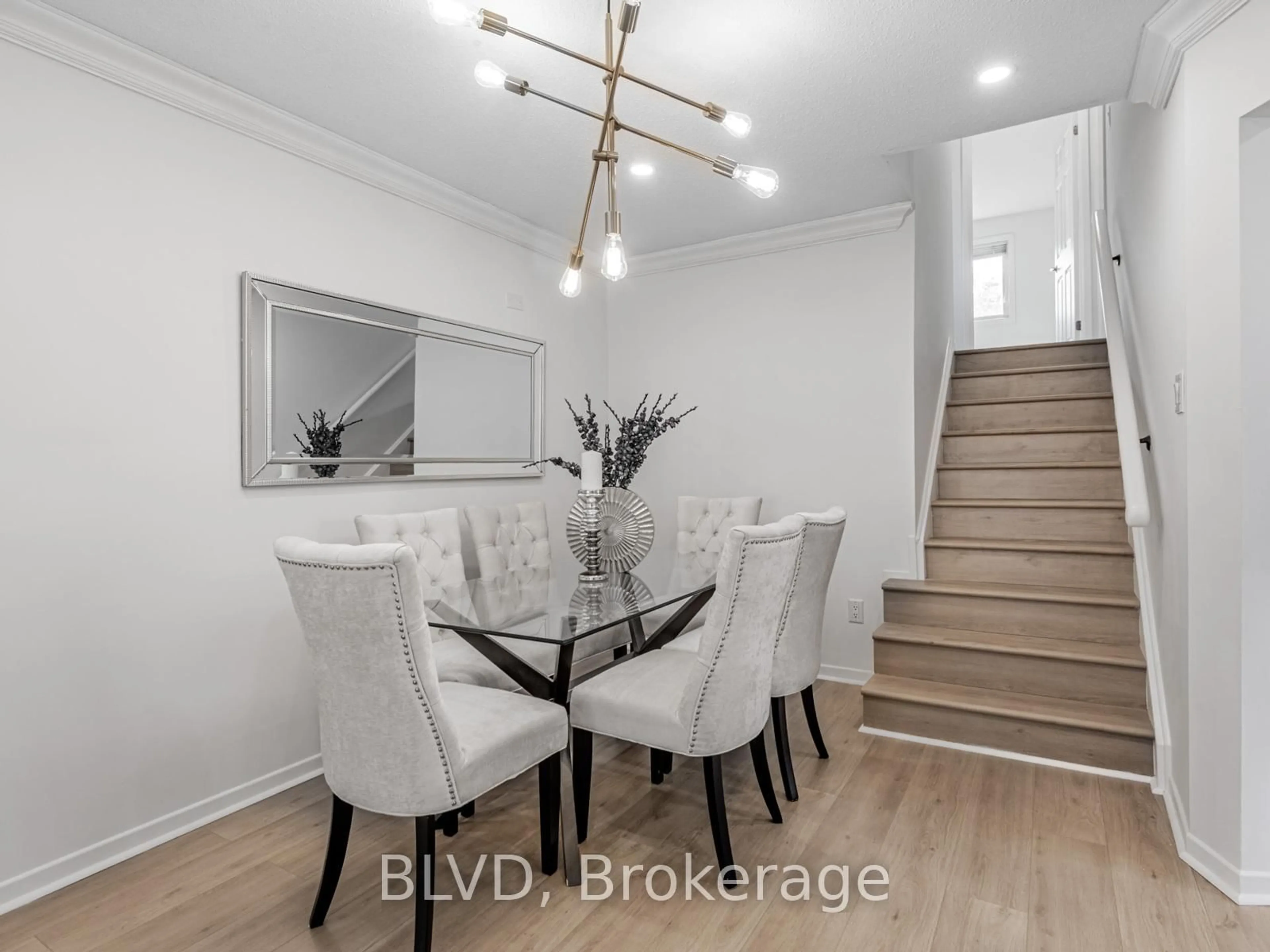 Dining room, wood/laminate floor for 33 Law Cres, Richmond Hill Ontario L4C 5K7