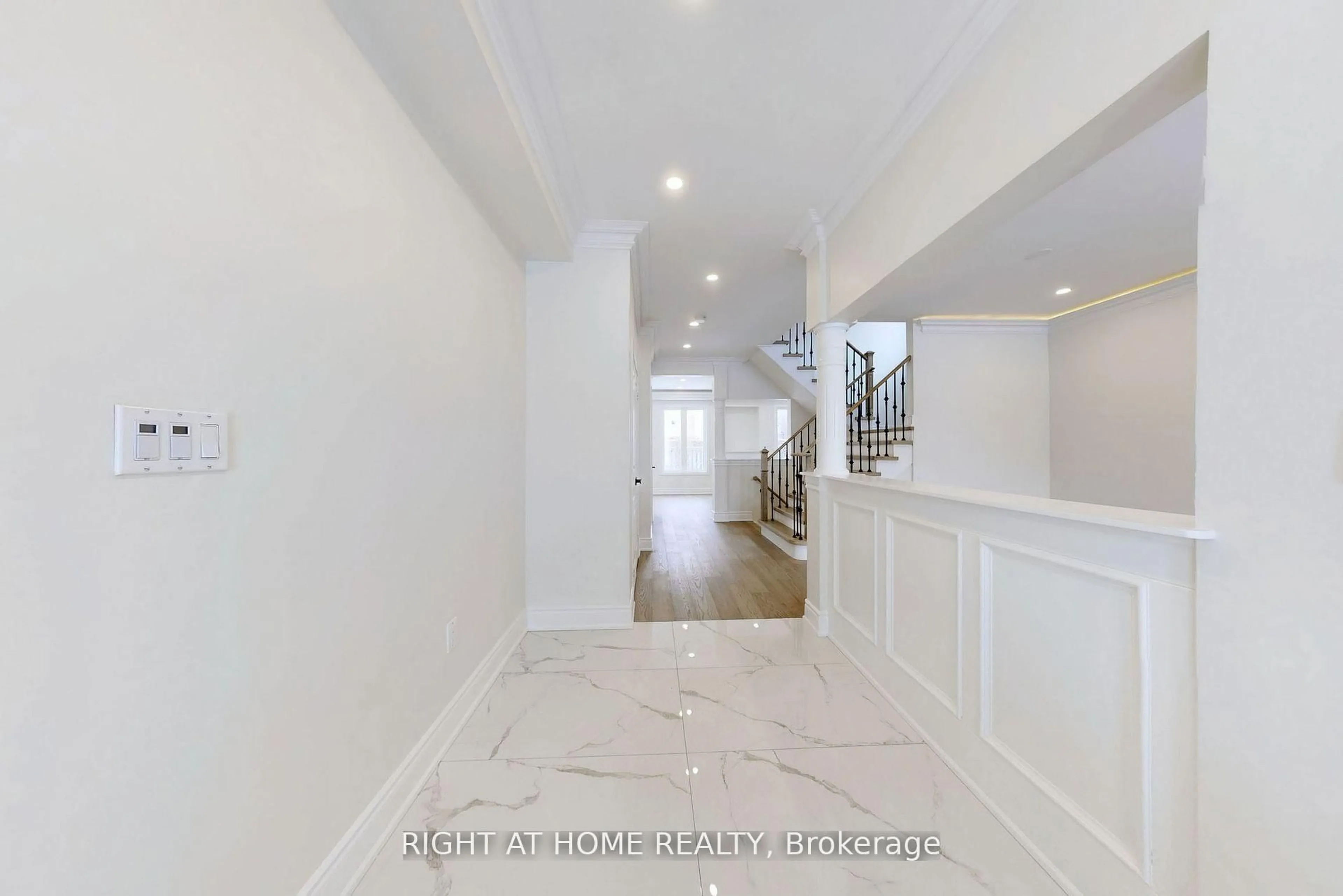 Indoor entryway for 23 Waldron Cres, Richmond Hill Ontario L4E 4A3
