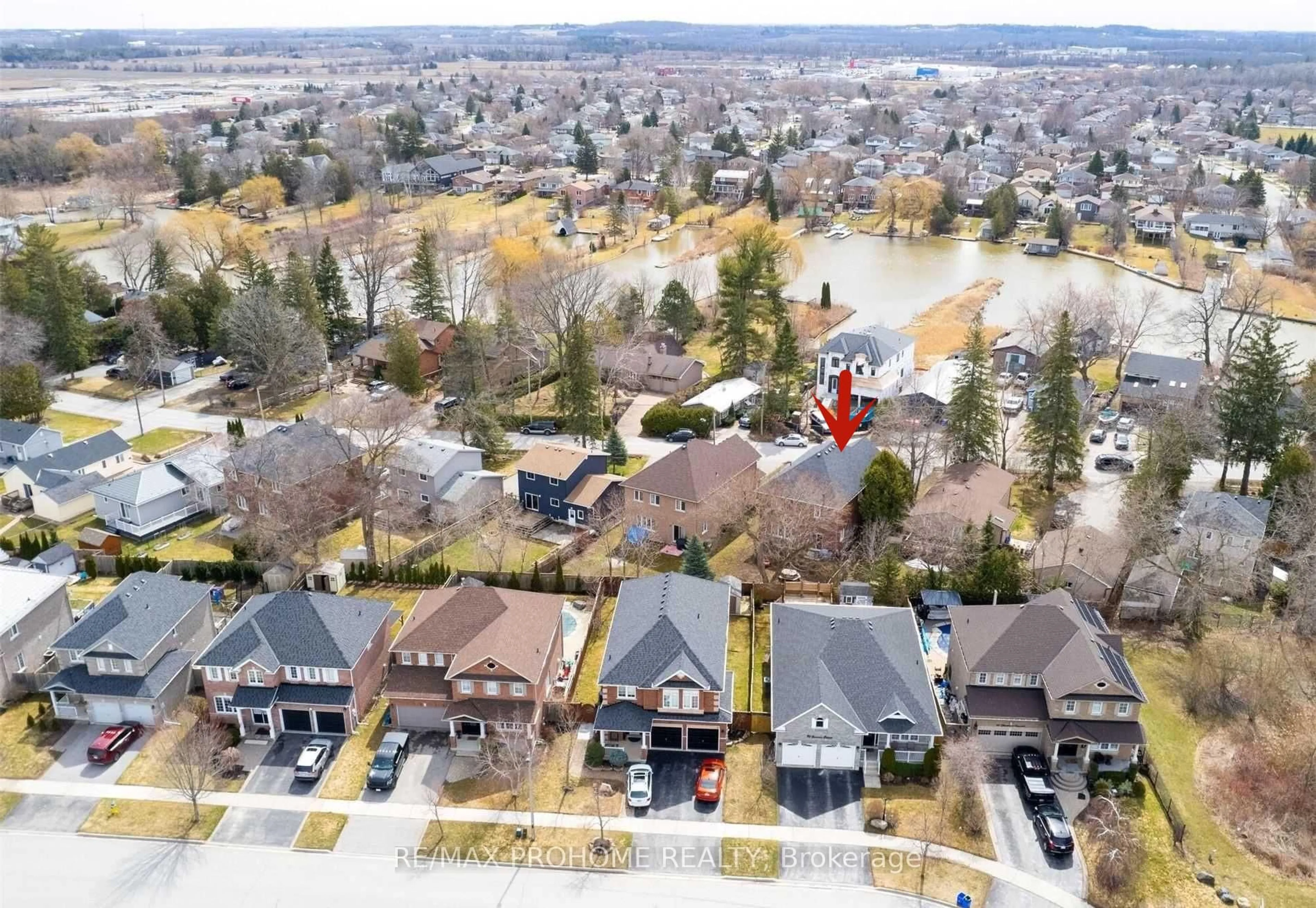 A pic from outside/outdoor area/front of a property/back of a property/a pic from drone, street for 102 Riveredge Dr, Georgina Ontario L4P 2P1