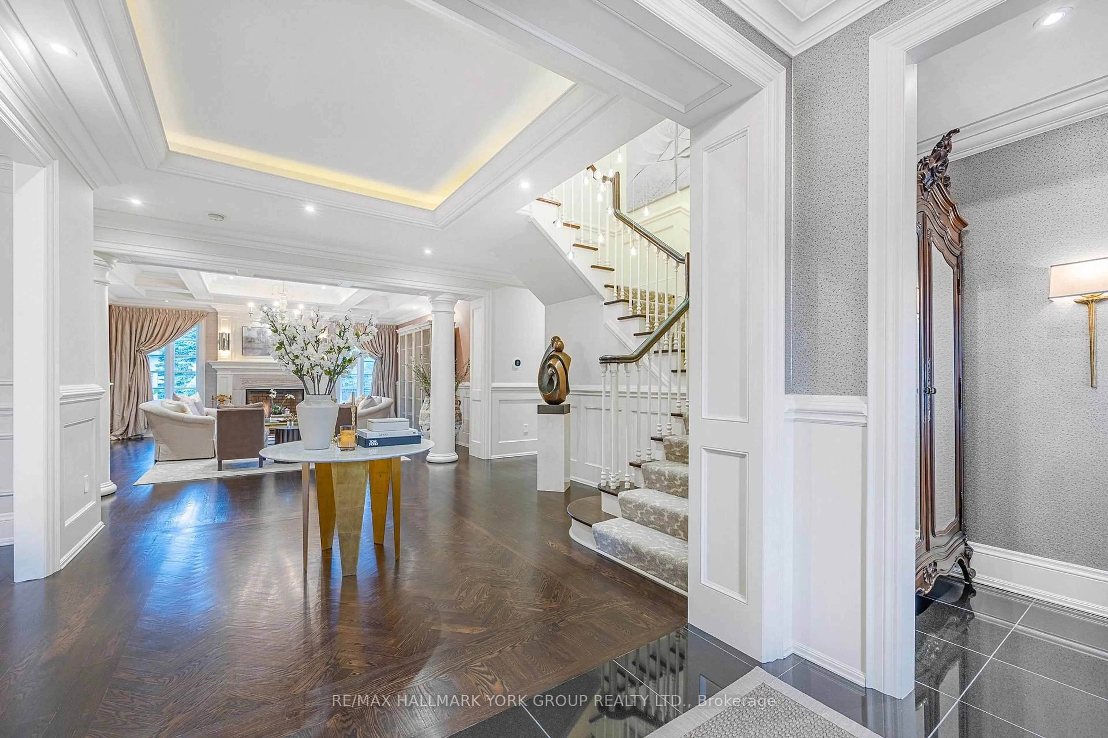 Indoor foyer for 12 Sandy Ridge Crt, Whitchurch-Stouffville Ontario L4A 2L4