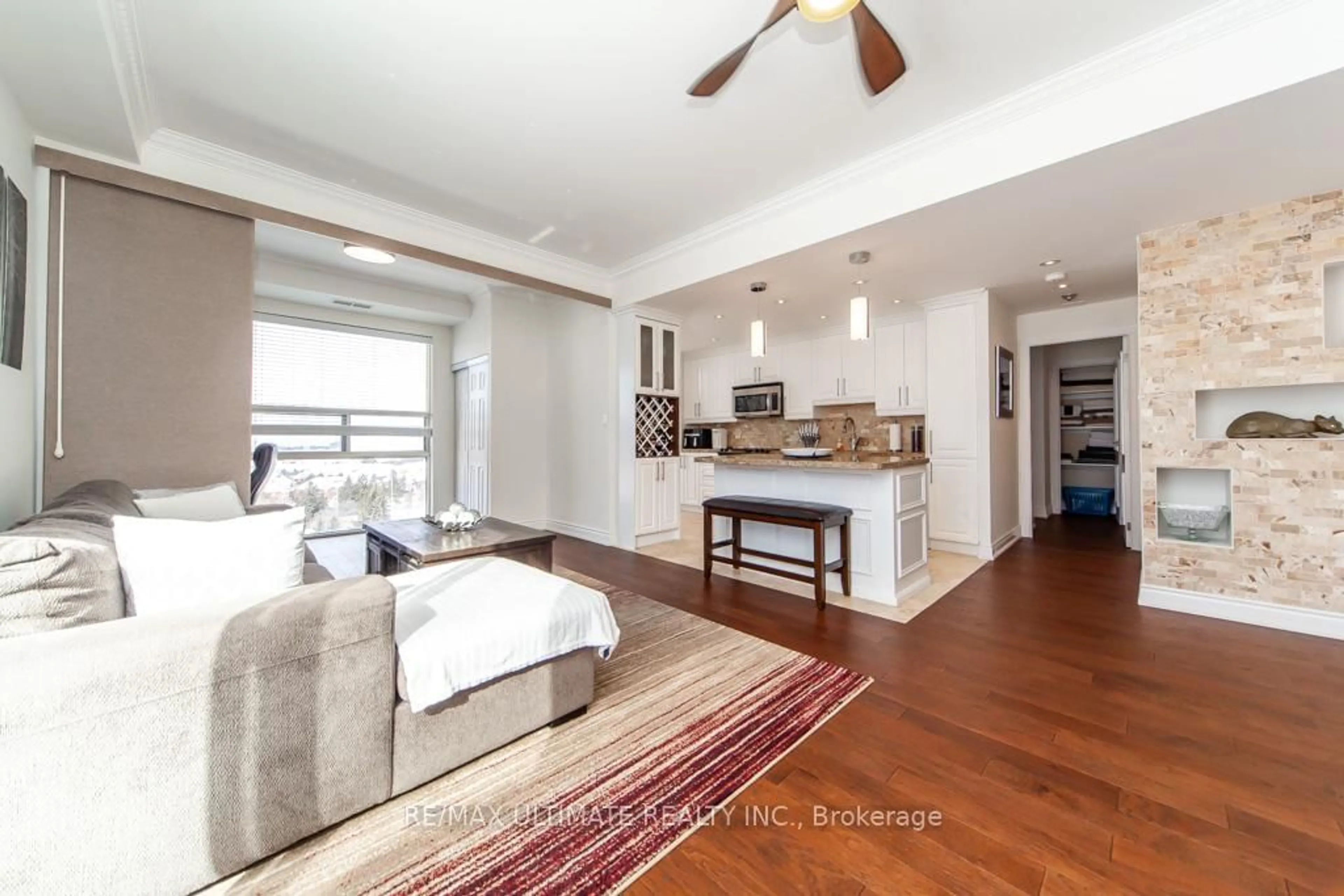 Open concept kitchen, wood/laminate floor for 40 Harding Blvd #PH15, Richmond Hill Ontario L4C 9S5