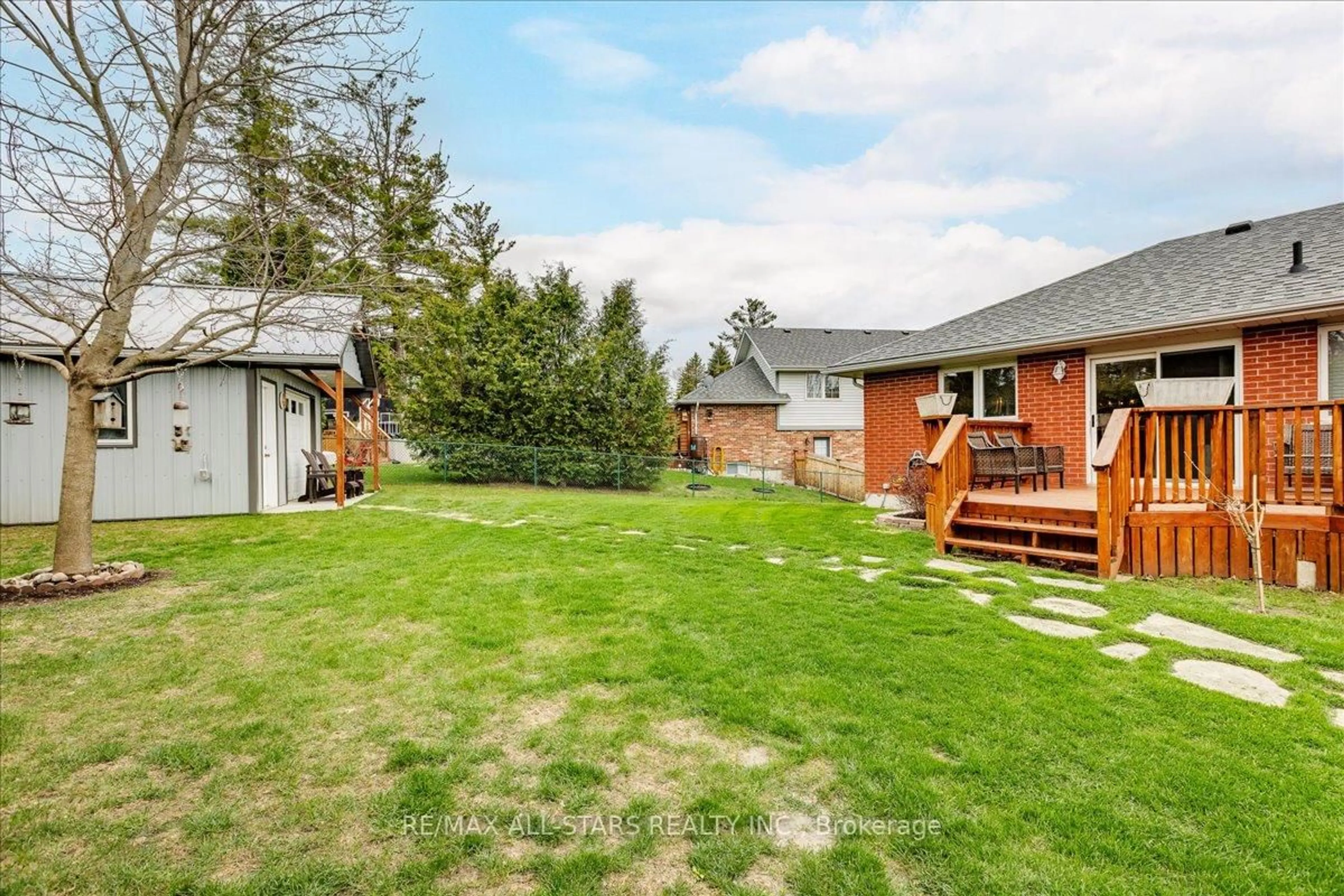 A pic from outside/outdoor area/front of a property/back of a property/a pic from drone, unknown for 12 David Crt, Brock Ontario L0E 1E0