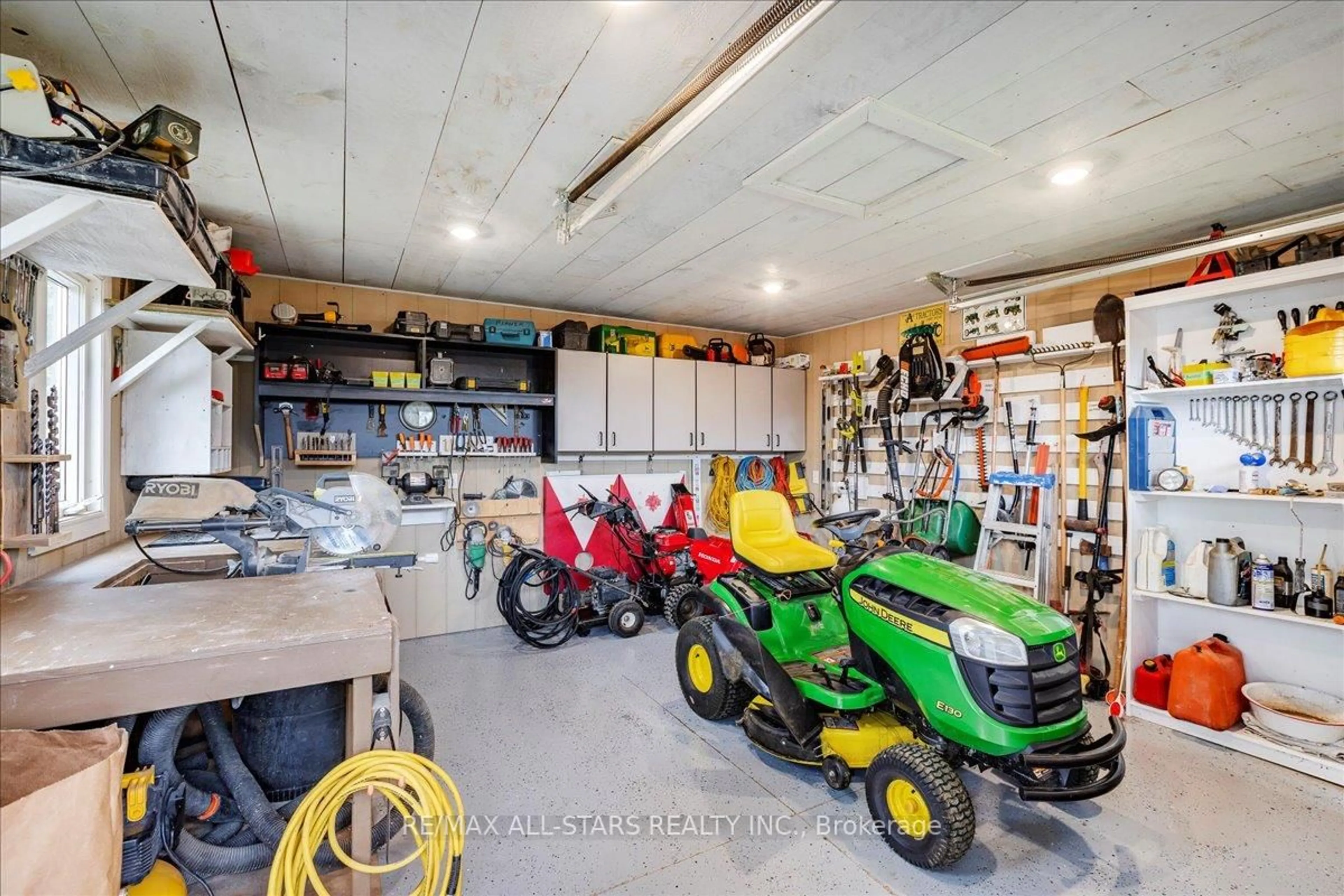 Indoor garage for 12 David Crt, Brock Ontario L0E 1E0