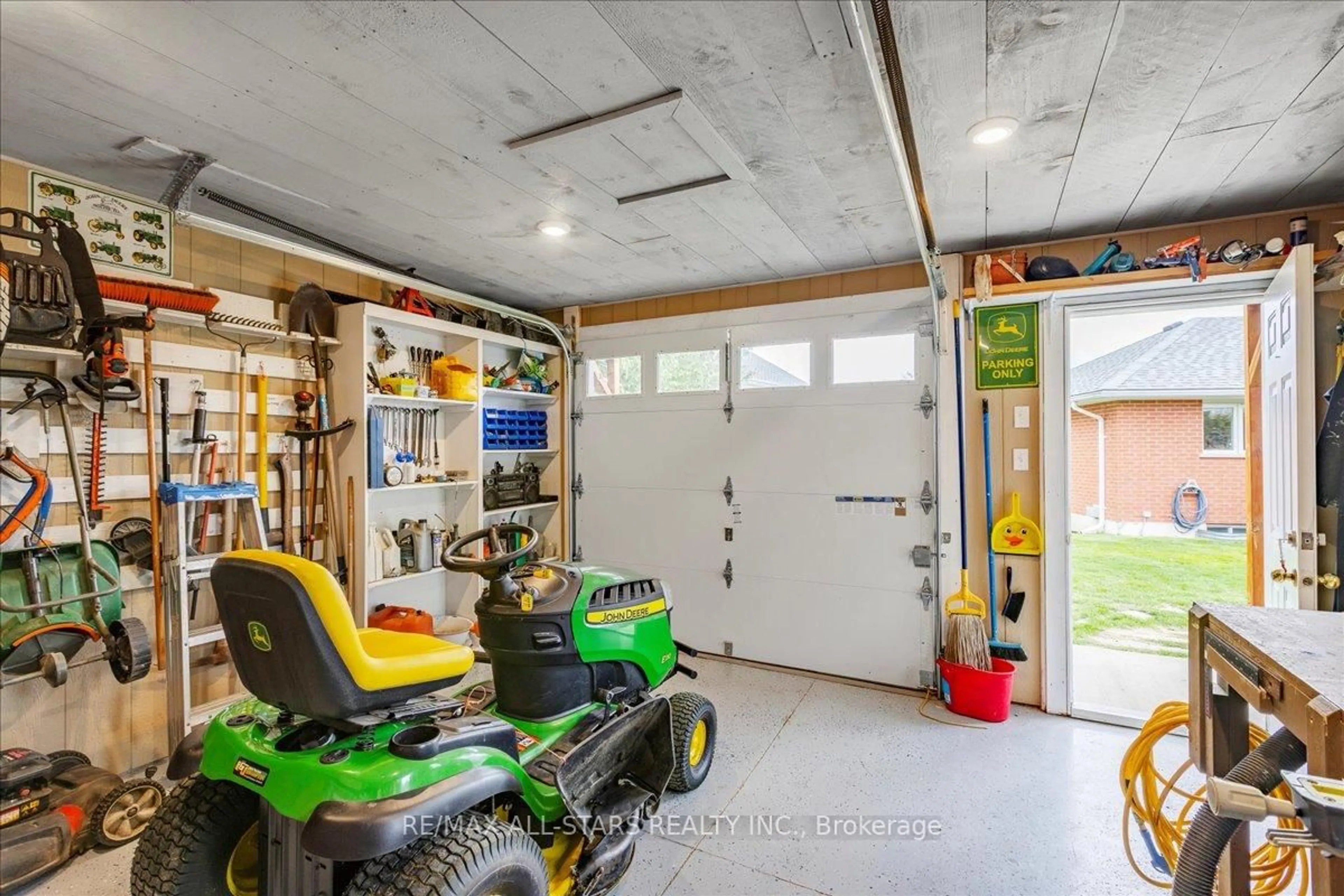 Indoor garage for 12 David Crt, Brock Ontario L0E 1E0