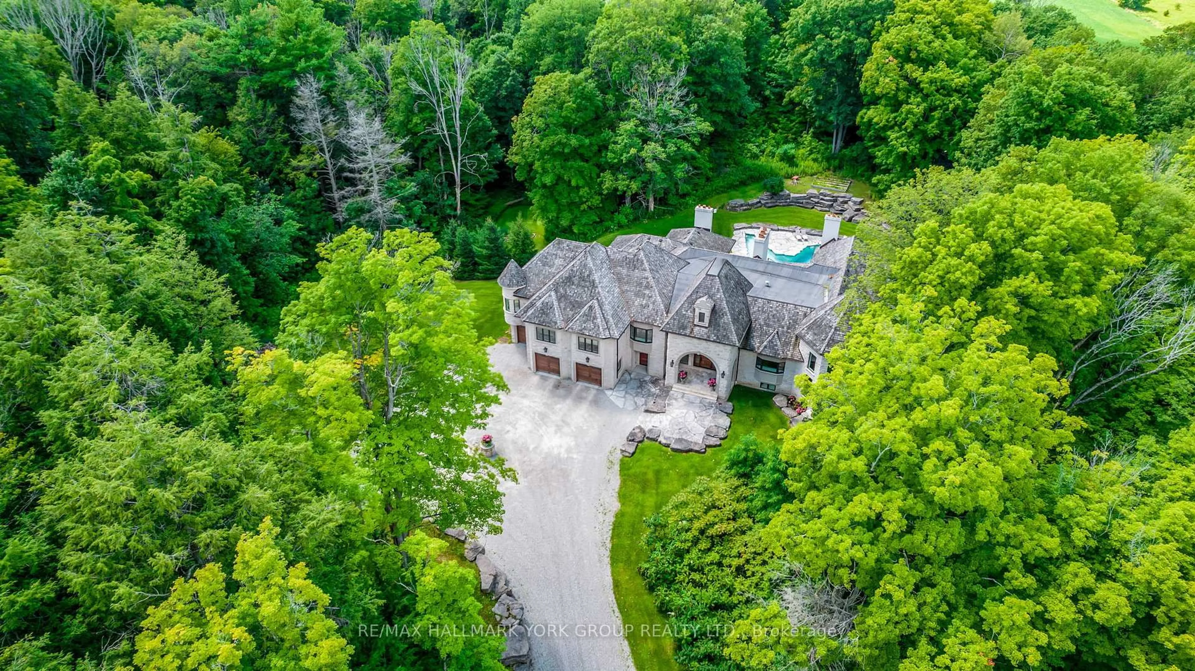 A pic from outside/outdoor area/front of a property/back of a property/a pic from drone, unknown for 1865 Davis Dr, King Ontario L3Y 4V9