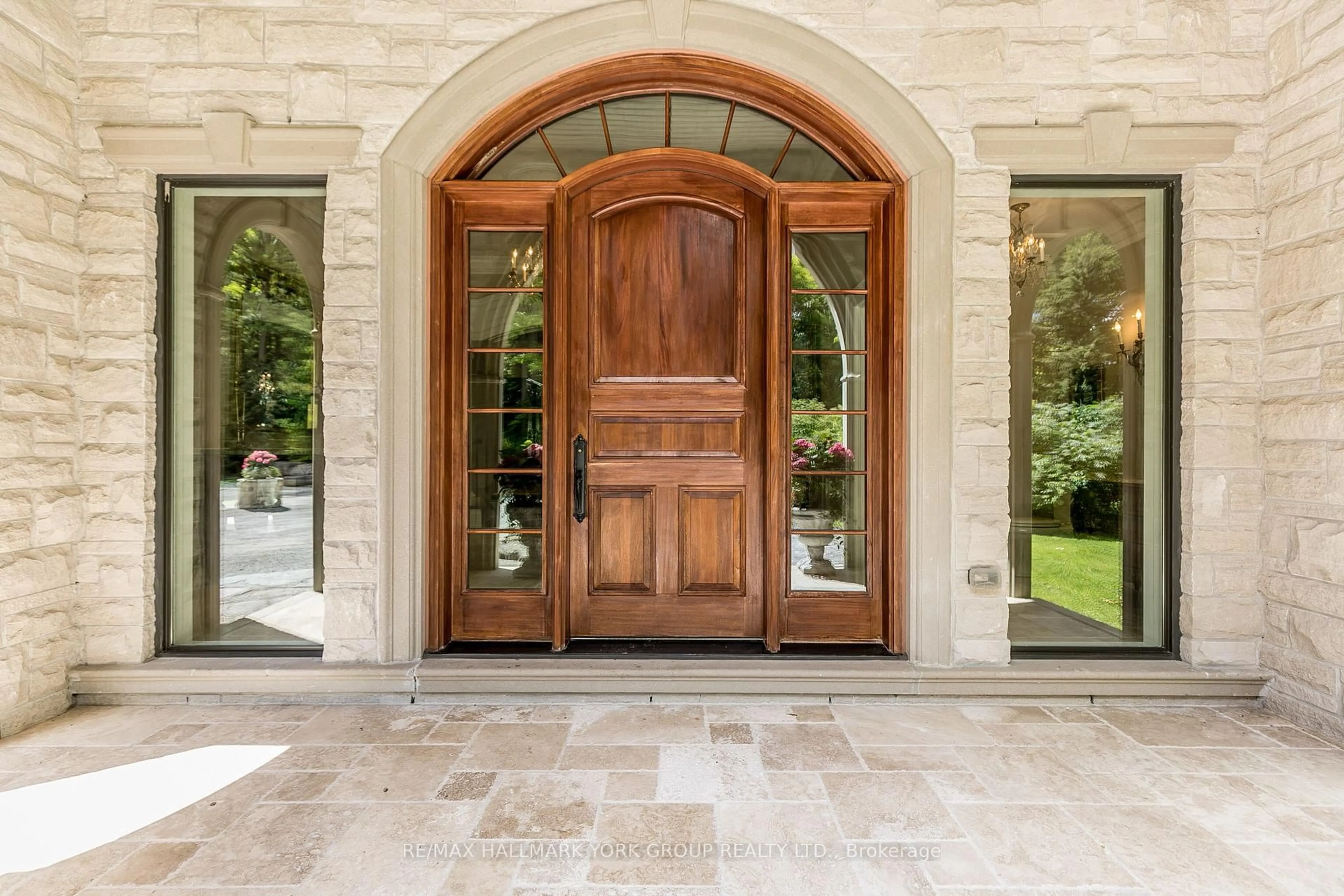 Indoor entryway for 1865 Davis Dr, King Ontario L3Y 4V9