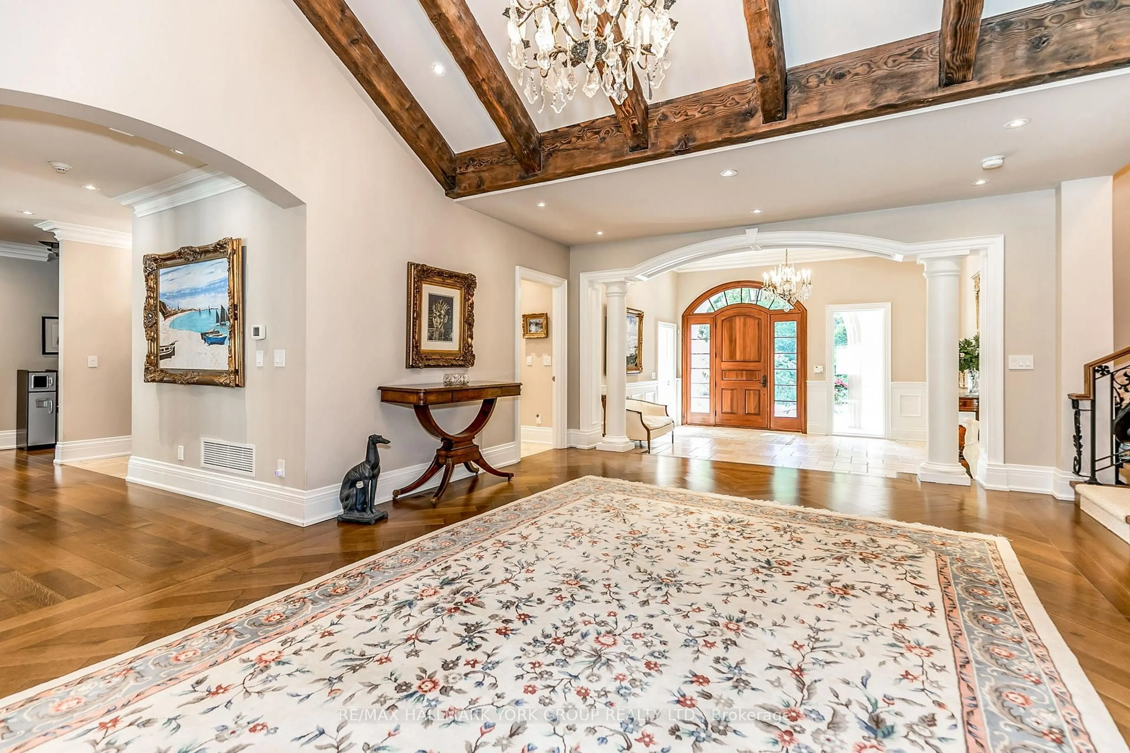 Indoor entryway for 1865 Davis Dr, King Ontario L3Y 4V9