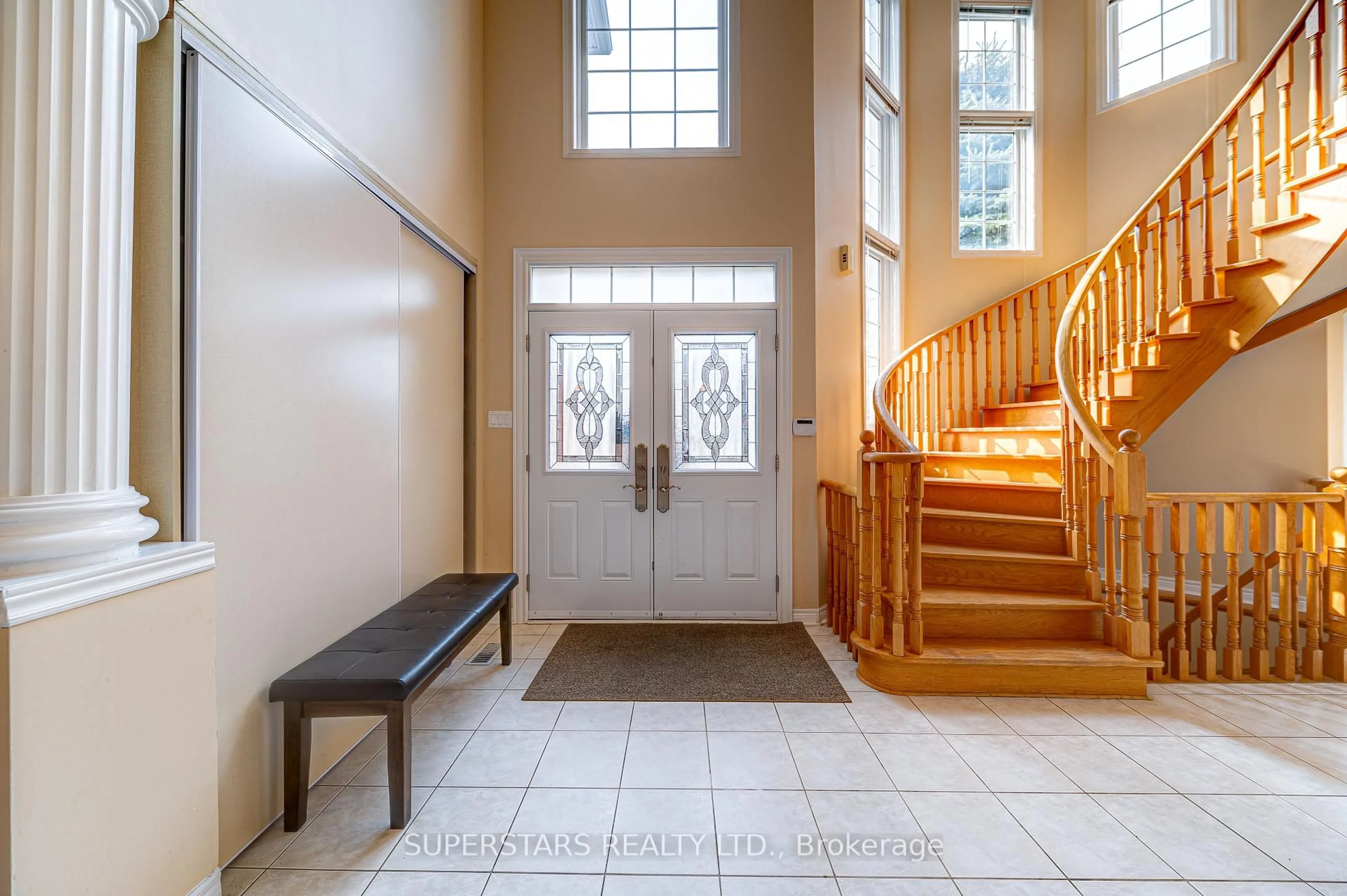 Indoor foyer for 207 Frank Endean Rd, Richmond Hill Ontario L4S 1S3