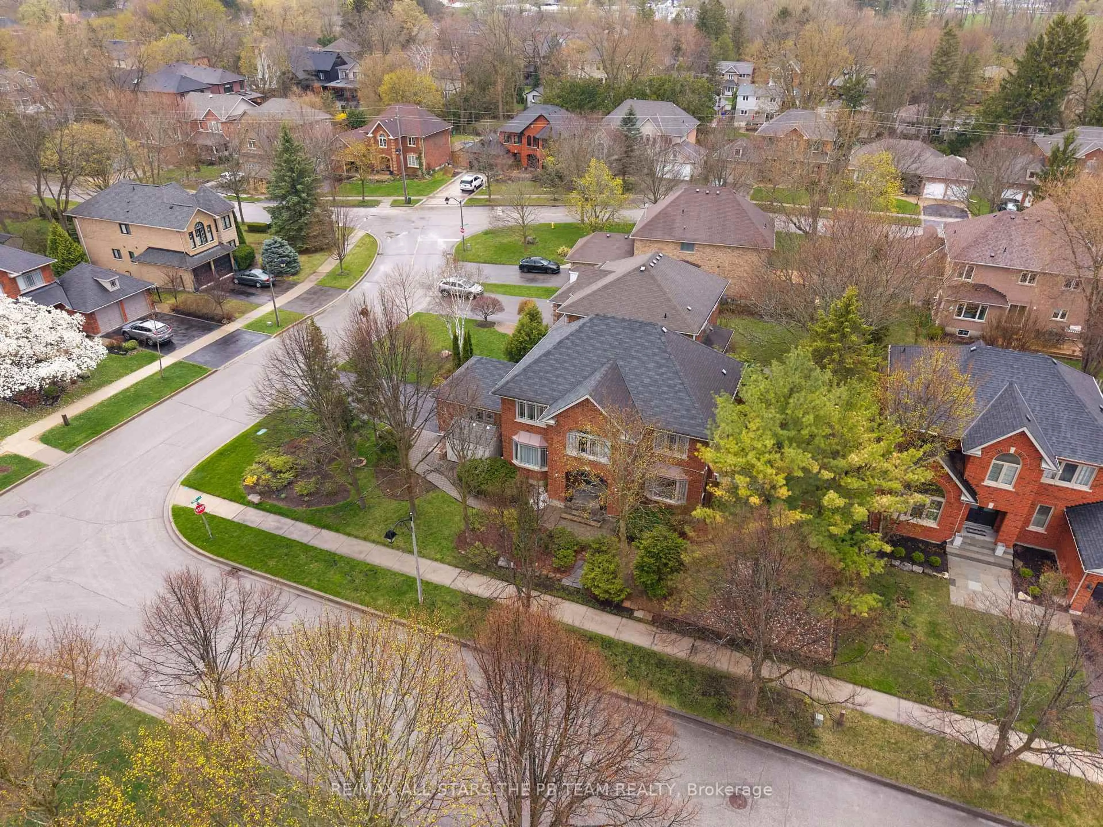 A pic from outside/outdoor area/front of a property/back of a property/a pic from drone, street for 156 Park Dr, Whitchurch-Stouffville Ontario L4A 1J6