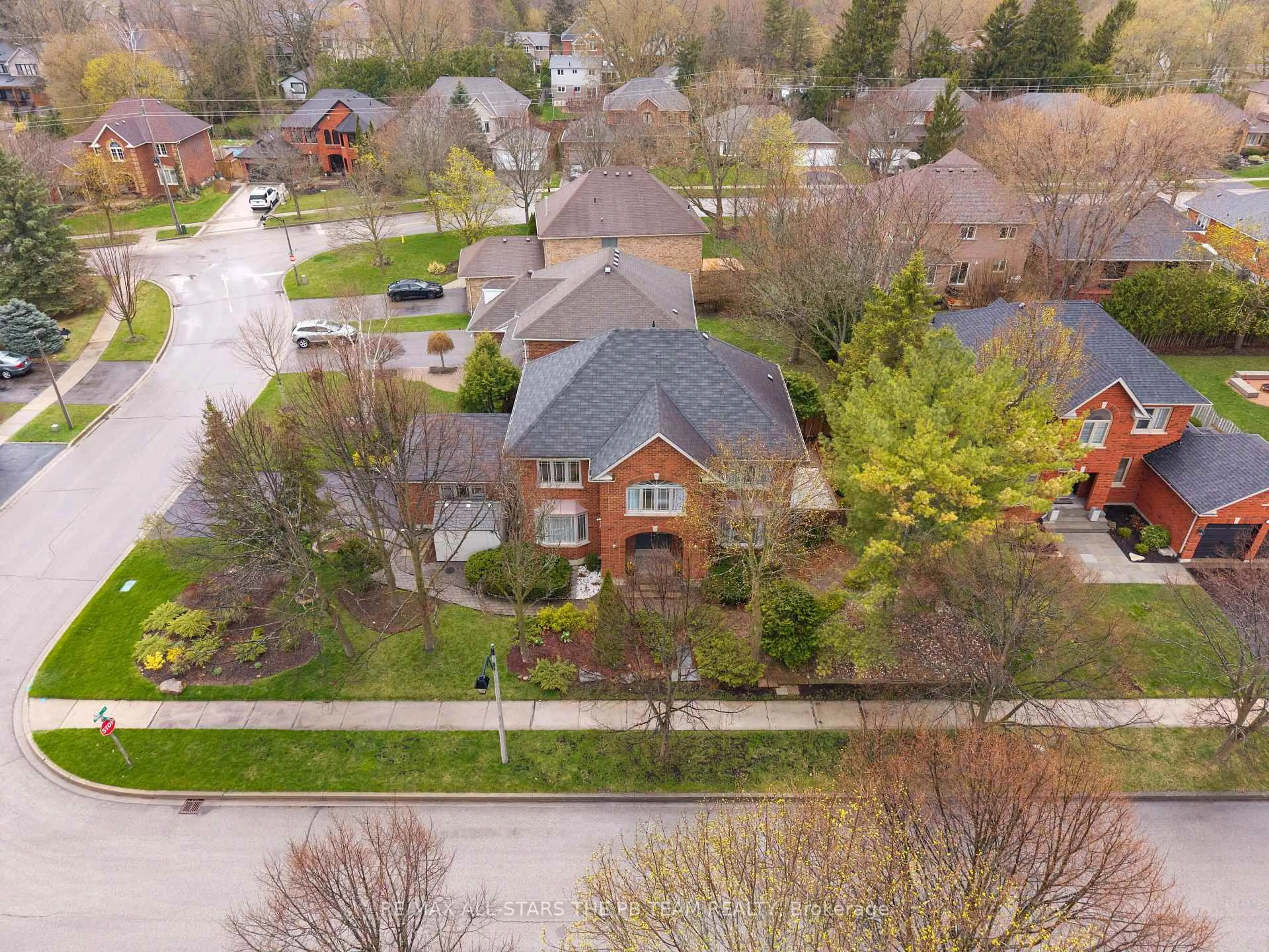 A pic from outside/outdoor area/front of a property/back of a property/a pic from drone, street for 156 Park Dr, Whitchurch-Stouffville Ontario L4A 1J6