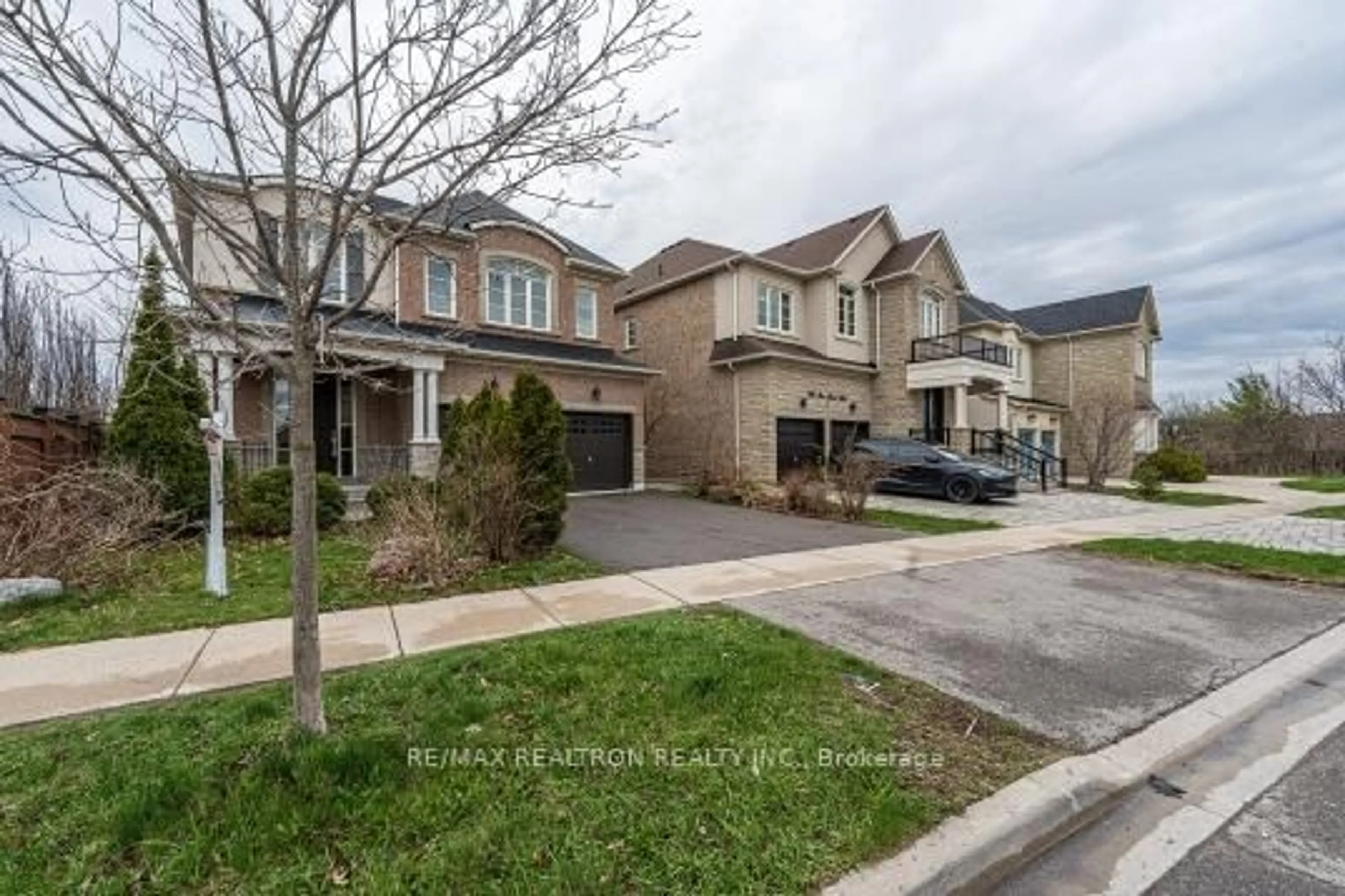 A pic from outside/outdoor area/front of a property/back of a property/a pic from drone, street for 558 Ilan Ramon Blvd, Vaughan Ontario L6A 0Z3