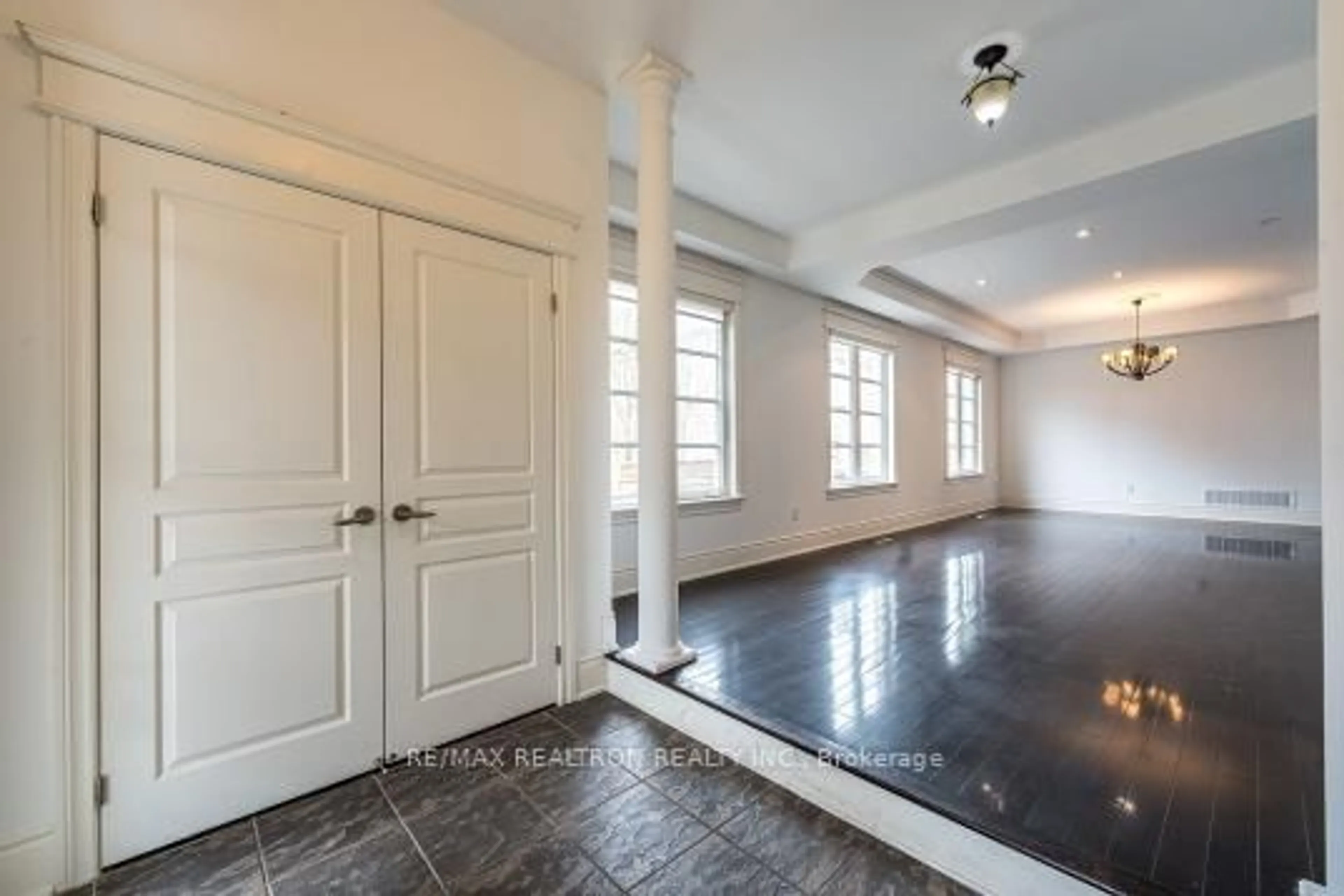 Indoor foyer for 558 Ilan Ramon Blvd, Vaughan Ontario L6A 0Z3
