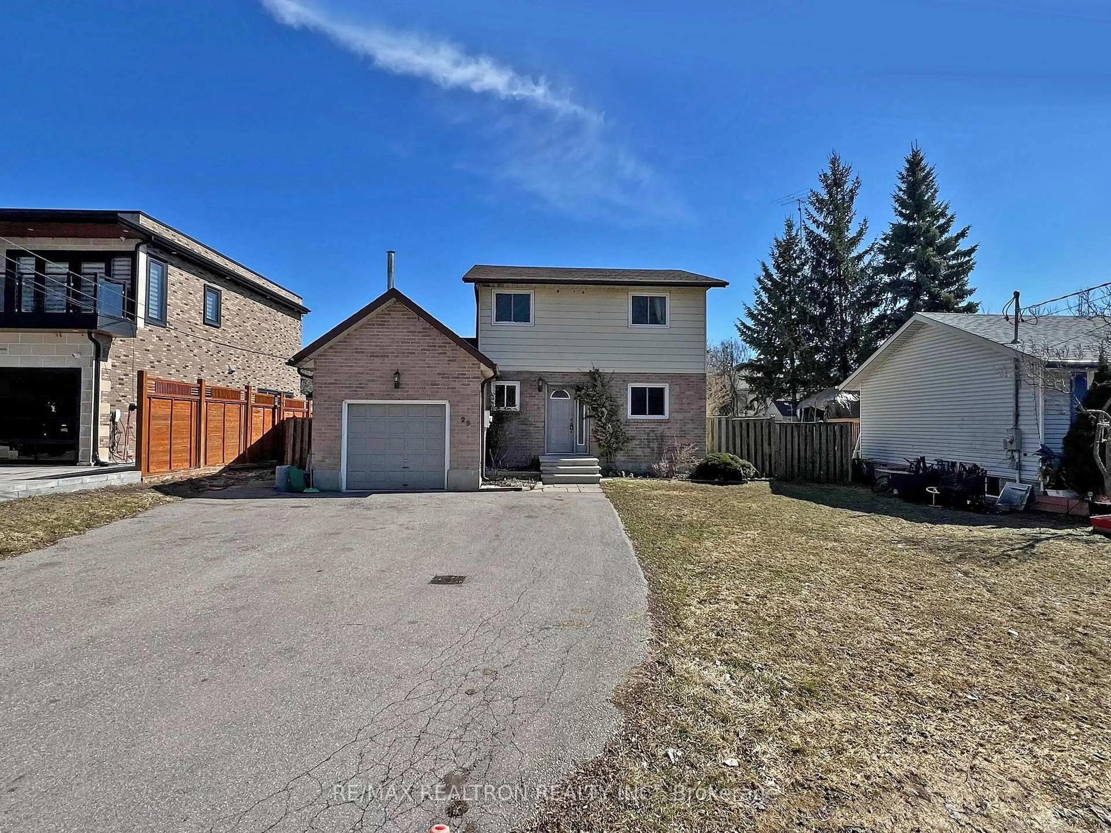 A pic from outside/outdoor area/front of a property/back of a property/a pic from drone, street for 25 Shirlea Blvd, Georgina Ontario L4P 1L1