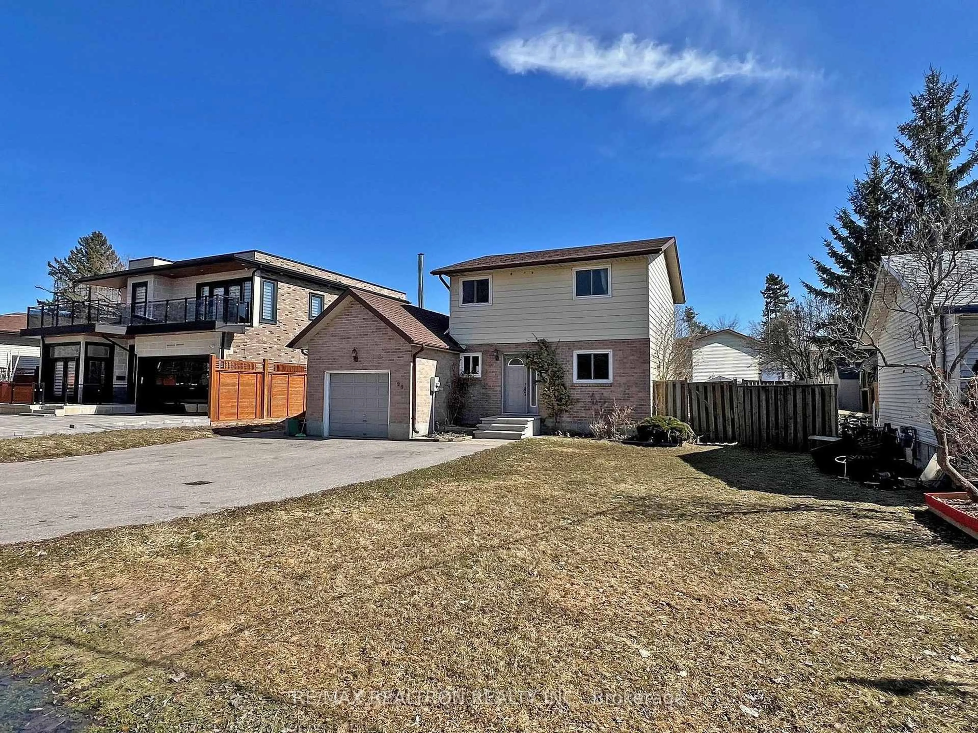 A pic from outside/outdoor area/front of a property/back of a property/a pic from drone, street for 25 Shirlea Blvd, Georgina Ontario L4P 1L1